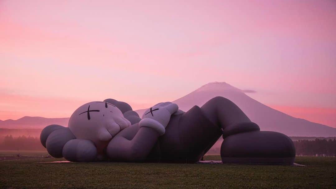 陳冠希さんのインスタグラム写真 - (陳冠希Instagram)「KAWS : holiday FUJIYAMA ( photo assist by @sklamallrightsreserved )」7月19日 12時21分 - edisonchen