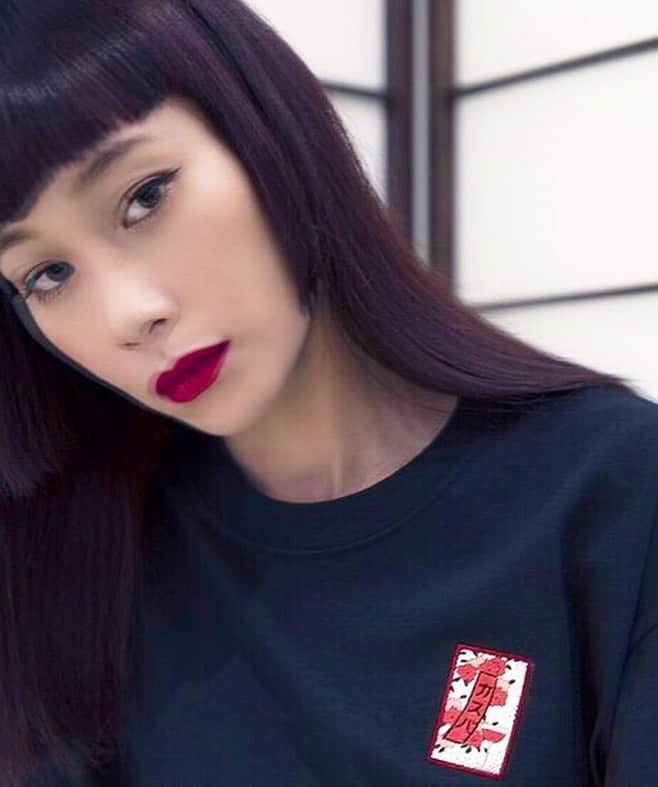のインスタグラム：「. カスバのレイコさんのブランドとコラボでTシャツを作りました👕❤️ カスバといえば、世界中から色んな方々が集まる東京の素敵なバー🍹という事でこんなデザインにしてみました🎴🎌 実は私の母とレイコさんは私が生まれる前からのお友達で、そんなレイコさんと私がコラボをする日が来るなんて、とっても嬉しい！💖😭💖 そして刺繍のイラストは妹に描いてもらいました👩‍👧 明日から @threy_2018 で発売開始です！！🎴🎴🎴👕🎴🎴🎴 メンズサイズも有り〼😉 @paradise_2017_rm #カスバ #花札」