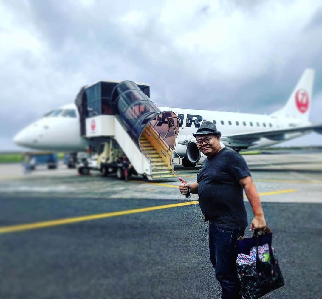 中沢ノブヨシさんのインスタグラム写真 - (中沢ノブヨシInstagram)「無事、大阪伊丹に着きました！！ 次便は欠航になったようなので、 ギリでした、、、汗。  大阪、神戸、名古屋！  今週末もはりきって行きます！！ 是非、会いに来てください！！ CRC LIVE NIGHT VOL6 2019.7.19 fri 会場：COMMUNICATION ROCK CITY 大阪市北区曽根崎新地1-7-3 北新地プラザビル新館3F 出演：中沢ノブヨシ（Vo&G）/ 鮫島秀樹（B）/ 蓑輪単志（Key）/ CRC HOUSE BAND（G&Drs） 時間：19:00 Open / 19:30 Start 料金：前売￥6,500 / 当日￥7,000 ご予約・お問い合わせ：06-6455-5669  中沢ノブヨシの名前でデビュー10周年！ 記念ライブ 第1弾！In 神戸 2019.7.20 sat 会場：BAR Sugar Free 神戸市中央区下山手通3-4-10　小林ビル3F 時間：Open 19:00 / Start 20:00 料金：前売￥3,500 / 当日￥4,000（いずれも1D付） ご予約・お問い合わせ：BAR Sugar Free：078-321-0327  中沢ノブヨシの名前でデビュー10周年！ 記念ライブ 第1弾！In 名古屋 2019.7.21 sun 会場：りとるびれっじ 名古屋市千種区内山3-6-14 山八第二ビル 1-D 時間：Open 16:30 / Start 17:30 料金：前売￥3,500 / 当日￥4,000（1D付） ご予約:りとるびれっじ　052-732-7210  #中沢ノブヨシ #安田竜馬 #徳之島 #梅田COMMUNICATIONROCKCITY #元町シュガーフリー #今池りとるびれっじ #soul #music  #中沢ノブヨシ #soul #music」7月19日 12時31分 - nobuyoshinakazawa