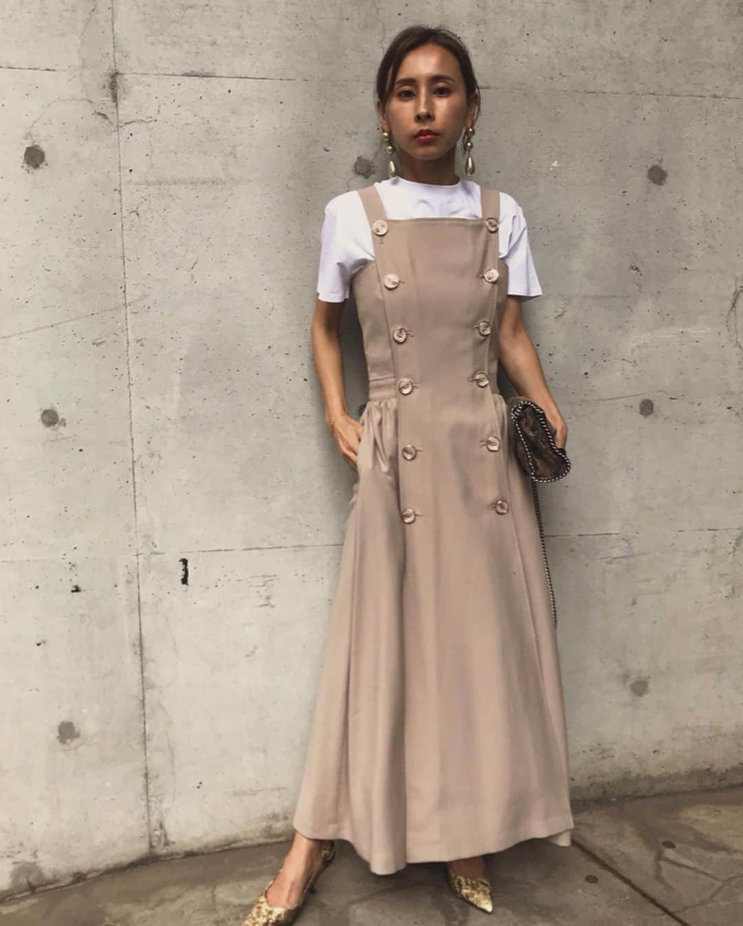 黒石奈央子さんのインスタグラム写真 - (黒石奈央子Instagram)「あめりふく . BUTTON MOTIF APRON  DRESS ¥18500+tax 7/19 . 今日から発売のボタンワンピ❤️ 大人ベージュ❤️ サイドギャザーが魅力的なの！  @ameri_shinjuku @amerivintage @ameri_daikanyama @ameri.shinsaibashi #ameri#amerivintage #fashion #coordinate#ootd#outfit#osanposnap #705_outfit #大人ファッション #大人コーディネート #大人スタイル #modestyle #modefashion#modecasual」7月19日 12時33分 - blackstone705