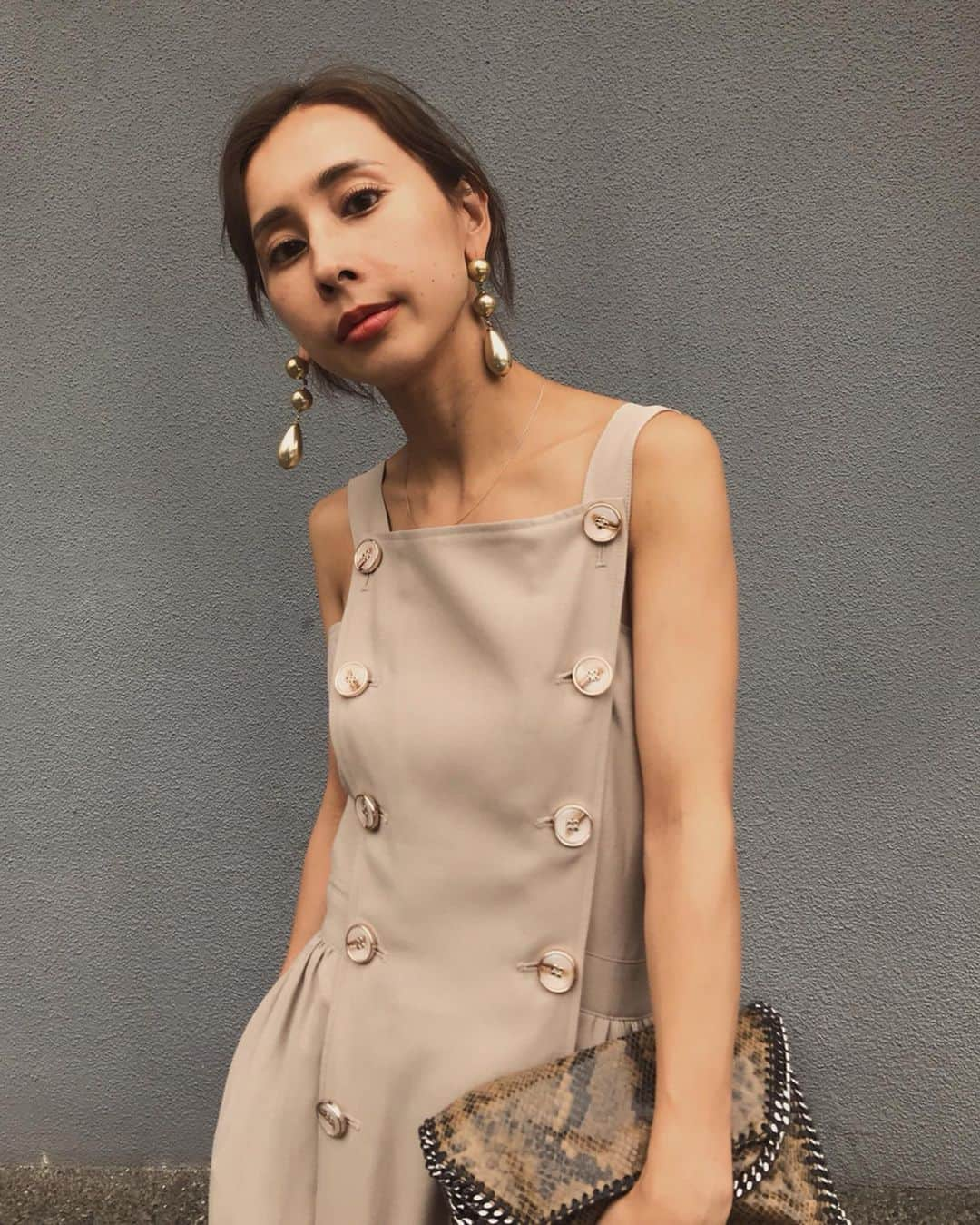 黒石奈央子さんのインスタグラム写真 - (黒石奈央子Instagram)「あめりふく . BUTTON MOTIF APRON  DRESS ¥18500+tax 7/19 . 今日から発売のボタンワンピ❤️ 大人ベージュ❤️ サイドギャザーが魅力的なの！  @ameri_shinjuku @amerivintage @ameri_daikanyama @ameri.shinsaibashi #ameri#amerivintage #fashion #coordinate#ootd#outfit#osanposnap #705_outfit #大人ファッション #大人コーディネート #大人スタイル #modestyle #modefashion#modecasual」7月19日 12時33分 - blackstone705