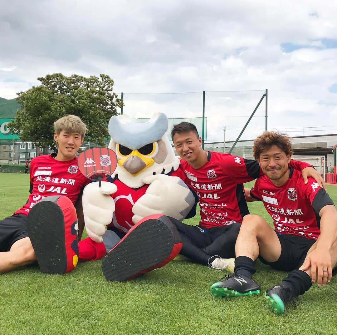 コンサドーレ札幌さんのインスタグラム写真 - (コンサドーレ札幌Instagram)「************﻿ 今日も良いトレーニングができました☺️﻿ あとは明日、全力で戦うだけ🔥﻿ ﻿ ﻿ 📅7/20(土)﻿ ⏰13:00﻿ 🆚湘南ベルマーレ﻿ 🏟札幌厚別﻿ ﻿ ﻿ 『サンクスマッチ supported by Kappa』﻿ ご来場先着10,000名様にドーレくんが持っている“Kappa×コンサドーレ オリジナルうちわ”をプレゼントします☺﻿ ﻿ #consadole #コンサドーレ﻿ #hokkaido #北海道﻿ #sapporo #札幌﻿ #jleague #jリーグ﻿ #サッカー #soccer﻿ #リラックス」7月19日 12時37分 - hokkaido_consadole_sapporo