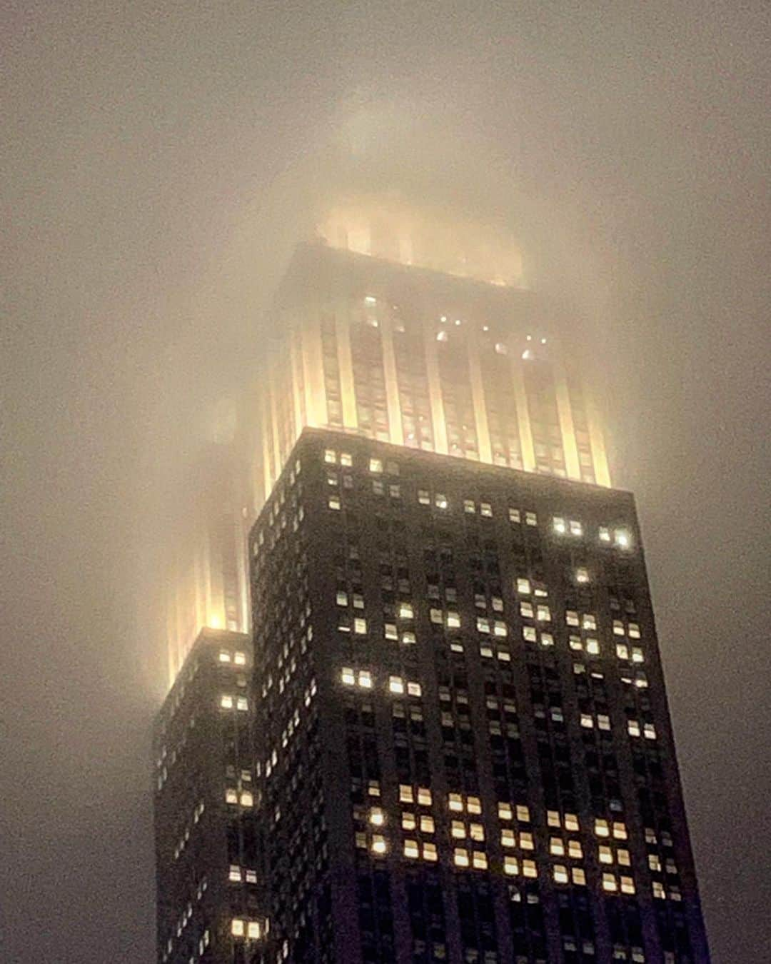 JULIEN D'YSさんのインスタグラム写真 - (JULIEN D'YSInstagram)「#empirestatebuilding dans les nuages #18.juillet 2019 #newyork #tonight!!!!!!!!!!!!! il était un 18 juillet un enfant naissait un jour d’orage en Bretagne ☄️la foudre tomba devant sa maison」7月19日 12時40分 - juliendys