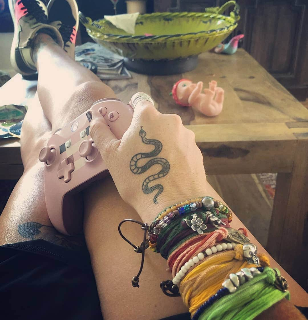 キャサリン ミッシェルさんのインスタグラム写真 - (キャサリン ミッシェルInstagram)「After a long productive day at the studio, @walton_melissa  knows how to chill out #yougogirl #badass #gamer #wahine #dreamteam #wegotthis #relax #summer #lucky #luckywelivehawaii #studio #workshop #bracelets #charms  #jewelryasmedecinecm #precious」7月19日 12時42分 - catherinemichiels