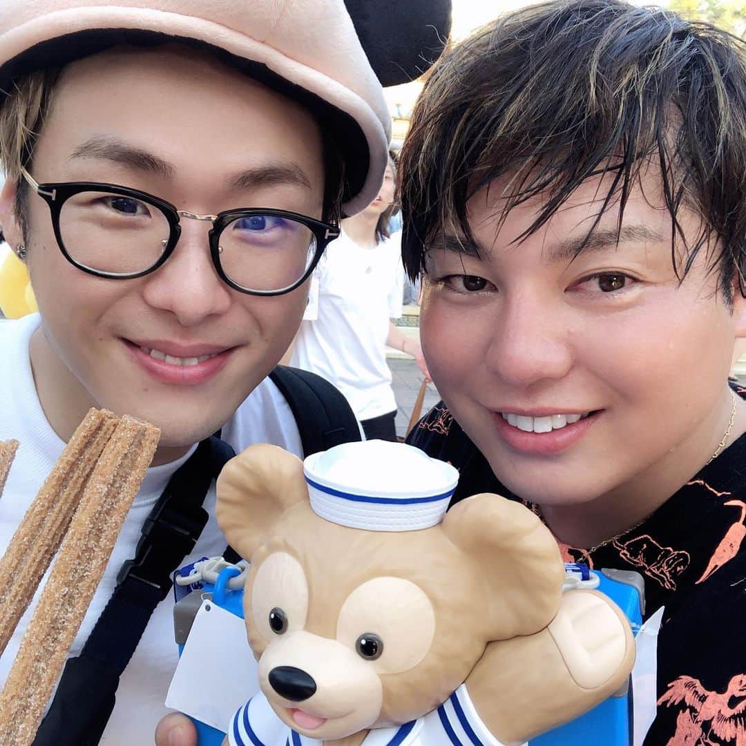 武元 裕太郎のインスタグラム：「夢の国🏰 弾丸で行ってきたよ✌️ 夏Verでずぶ濡れになったよ😂 カップルPhotoではなく友情Photo📸 トレーダーとしても爆益叩き出す大ちゃん💹 彼は天才だわ👼 形は全て整ってきた✌️ 仕事も一気に数千万規模から２桁３桁億に… 今年は飛躍するよ☝︎⭐︎ 共に仕事する仲間が全員リッチになりますように😏💴✨ #富裕層 #集客 #セミナー #セミナー講師 #投資女子 #サラリーマン #卒業旅行 #事務員  #フリーランス #インフルエンサー #インフルエンサー募集 #フリーランスモデル #ブランド #東京旅行 #渋谷で #伊勢丹新宿店 #六本木ヒルズ #株式投資 #株主優待 #株主優待生活 #自己投資 #不動産投資 #ゴルフ女子 #交流会 #街コン #異業種交流会 #名古屋インスタ交流会」
