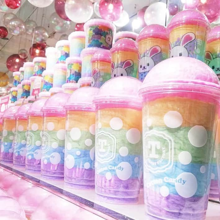 TOTTI CANDY FACTORYさんのインスタグラム写真 - (TOTTI CANDY FACTORYInstagram)「🍭💓 Thank you for coming! Grab yourself a cup of cotton candy to have at home! It makes a sweet gift too! ご来店ありがとうございます😊 私たちのお店では持ち帰りできるわたがしも用意しています。お土産にいかがでしょうか？  Photo by: @akkaaakooon  #repost  #totticandy  #rainbowcottoncandy #tokyo #harajuku #instagood」7月19日 12時47分 - totticandyfactory