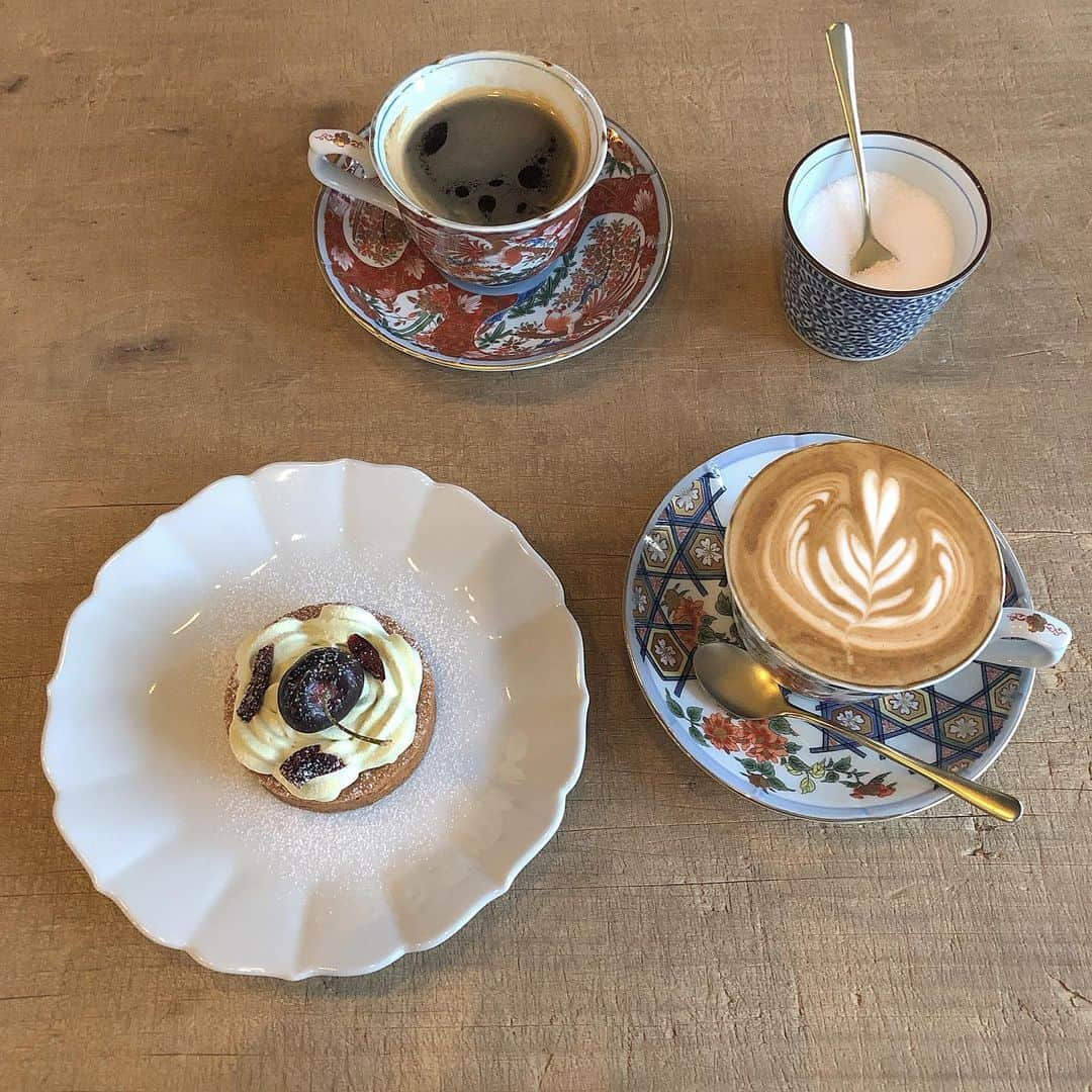 柏山奈々美さんのインスタグラム写真 - (柏山奈々美Instagram)「カップがレトロ可愛い💕☕️😌 チェリータルト好き🥧🍒🍒🍒✨ #カフェ #cafe #カフェ巡り #カフェ活 #カフェ好き  #東京カフェ #カフェ好きな人と繋がりたい #cafe #retrip_cafe #cafestagram  #인스타그램 #카페 #카페스타그램 #카페그램 #fromafar倉庫01 #チェリータルト」7月19日 12時51分 - nanamikashiyama