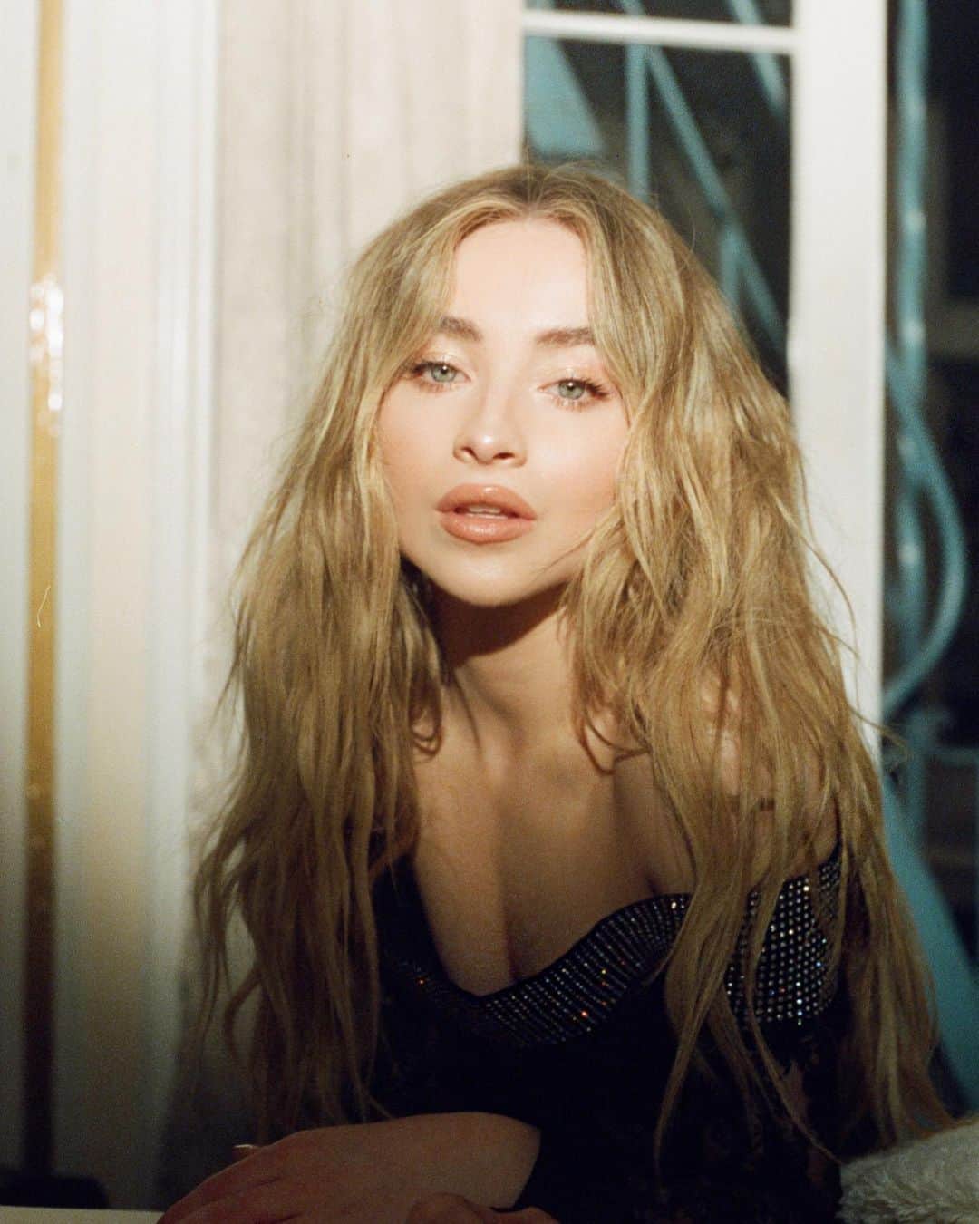 サブリナ・カーペンターのインスタグラム：「Singular Act 2 is out now 🖤  link in bio」