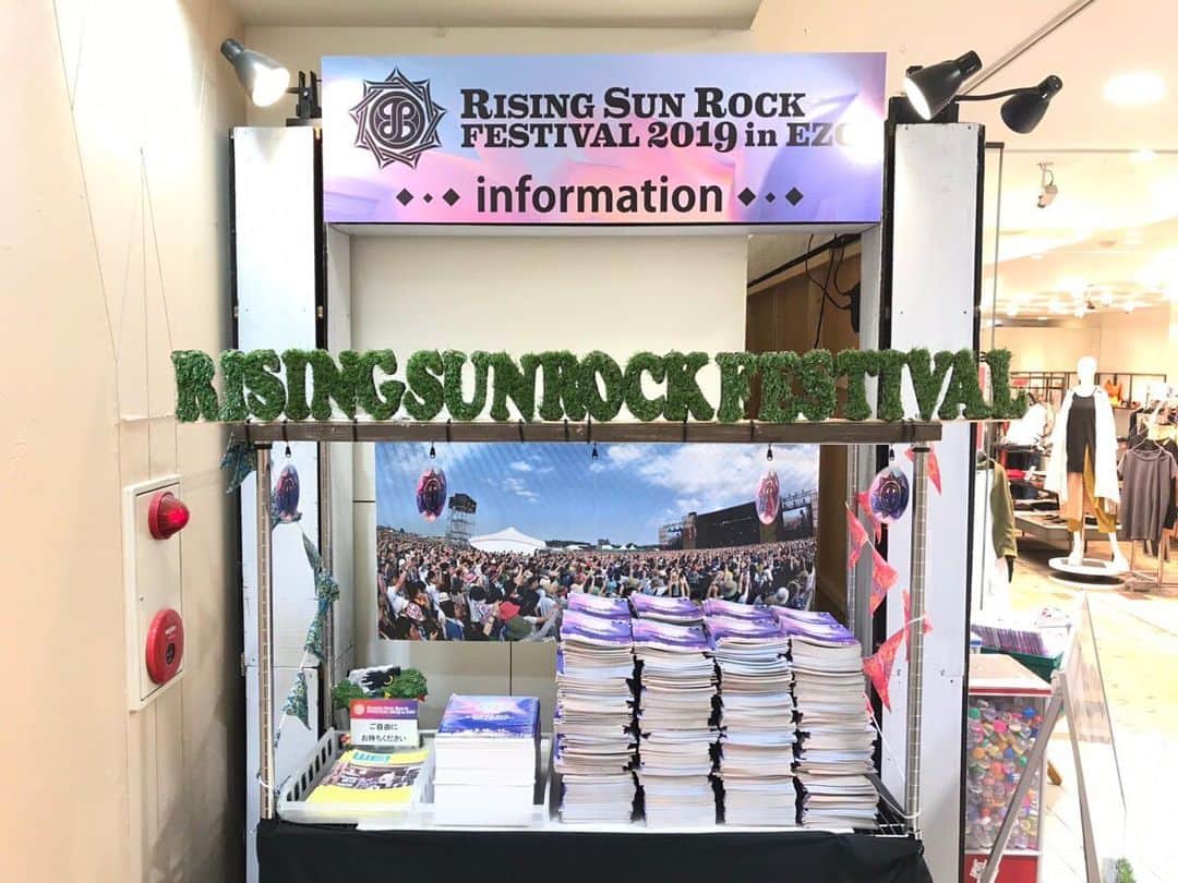 RISING SUN ROCK FESTIVALさんのインスタグラム写真 - (RISING SUN ROCK FESTIVALInstagram)「【RSR2019　公式ガイドブック配布スタート！】 いよいよ本日7/19(金)から北海道Walker特別編集の 「RSR GUIDE 2019（公式ガイドブック）」を配布します♪♪ タイムテーブルや会場マップはもちろん、 出店・協賛ブースやグッズ情報も盛りだくさんな一冊です♡♡ 北海道WalkerからはRSR会場近郊の石狩・小樽情報とお得なクーポン券もついています。  数量限定ですので、ぜひ手に入れてくださいね！！ 【配布期間】 7/19(金)12:00〜無くなり次第終了 【設置場所】 ■RSR2019 INFORMATION（PIVOT　1Fエスカレーター前） 　営業時間　10:00〜20:00 ■サツエキ☆夏酒場 SUMMER FESTA（札幌駅南口広場） 　営業時間　月〜金　17:00〜23:00 　土 　12:00〜23:00 　日祝　　12:00〜22:00 ※7/22(月)〜8/16(金)は全日12:00〜23:00 ※ラストオーダーは閉店の30分前」7月19日 13時04分 - rsrfes