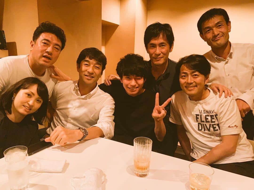 武田航平さんのインスタグラム写真 - (武田航平Instagram)「宅間さんと〜！ 宅間さんと私演じる猿渡一海は誕生日が同日です。笑 そゆことではないんですが、宅間さんと２人でご飯食べてーのんで〜 二軒目にいったら宅間さんの大学の同級生の皆さんが…！！！ ほー、凄いお仕事なさってる方々ばかり…。 お！ れーじ！と… ひみつをみてくださっていたこともあり、覚えて頂けてたみたいです。笑 ん？ 佐野アナウンサー！ 宅間さんと同級生なんです。 皆さまほんとに優しくて愉快なお兄さん達でした。笑 ひみつからのお付き合いの宅間さんですが、唯一無二の才能と努力を惜しまない生き方。 たーーーくさんの特別なモノを僕にくださる人生の先輩であり、心から優しくて、愛情に溢れた人です。  宅間さんが手がけるタクフェスは必見ですよ〜！ 流れ星たのしみだな♪  宅間さんお誕生日おめでとうございました〜！ #宅間孝行 #タクフェス #ひみつ #流れ星 #samurai #717生 #佐野瑞樹 アナ」7月19日 13時04分 - kouhei_takeda.official