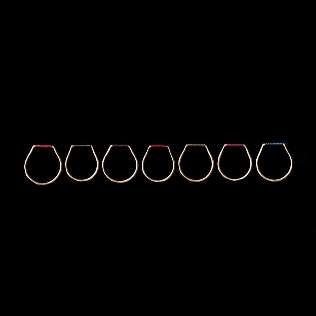 のインスタグラム：「<incir ring> 無花果 fig 🔴﻿ 中世にアフリカやヨーロッパで流行したジオマンシーの占いからインスピレーションを得て、巻き糸に隠れたリングの表面には棒と点で構成された様々な模様が彫り込まれています。﻿ 日々身につけていく中で少しずつ糸が摩耗し、解けた時に模様が現れるデザインです。﻿ ﻿ ﻿ After the colored threads on the outside of the ring wear away, the original designs engraved on the front of the ring appear.」