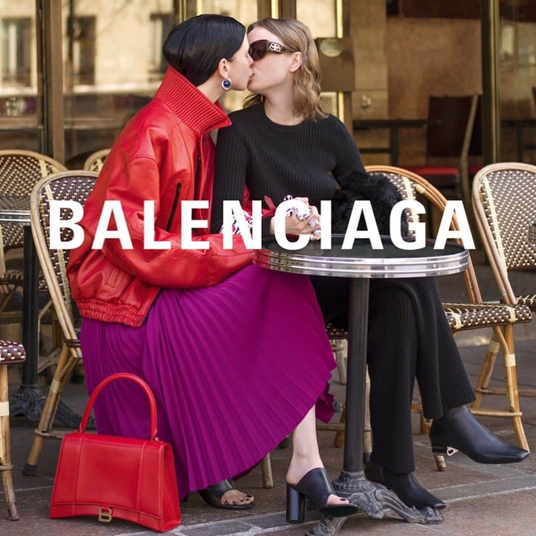 Vogue Taiwan Officialさんのインスタグラム写真 - (Vogue Taiwan OfficialInstagram)「#voguefashionnow  @balenciaga 2019年冬季形象廣告好甜😍 今日巴黎的樣子是BALENCIAGA 2019年冬季服裝系列的出發點。層層疊疊的圖像隱含著與巴黎旅遊景點的連接。  婚紗攝影師 @gregfinck 和多媒體藝術家 Ed Fornieles 通過一系列影像和影片記錄了現實世界中在巴黎穿著新款BALENCIAGA系列的情侶們。雖然他們因在真實世界中的親密關係而本色出演，但鏡頭下巴黎的大街小巷、不同的場景無疑激發了二人之間的浪漫情愫。  #balenciaga #2019秋冬 #形象廣告 #fashioncampaign」7月19日 13時09分 - voguetaiwan