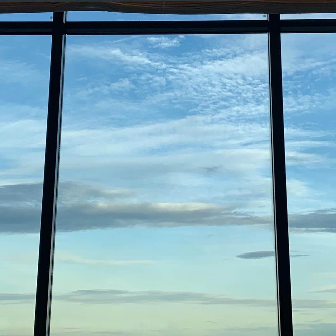 クリス智子さんのインスタグラム写真 - (クリス智子Instagram)「Perfect window view. 思いのほか、東京、晴れました。 今年は、早めの夏休み、いただきます、はじめます◎  #窓景」7月19日 18時36分 - chris_tomoko