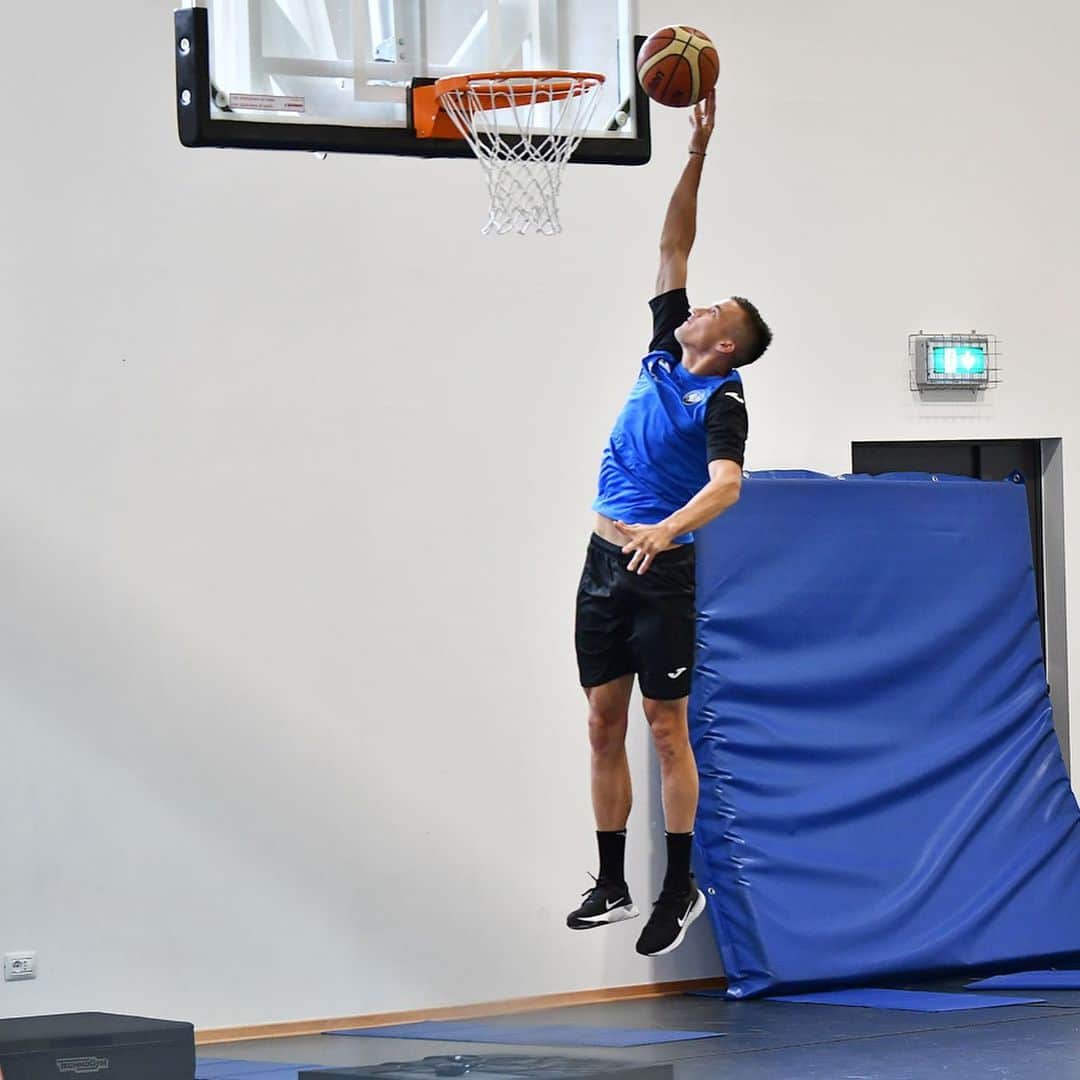 アタランタBCさんのインスタグラム写真 - (アタランタBCInstagram)「Slam Dunk Contest 🏀 - #GoAtalantaGo ⚫️🔵 #preseason #Atalanta #Bergamo #basketball #training」7月19日 18時37分 - atalantabc
