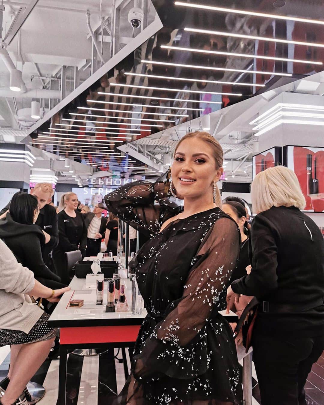 Shannonのインスタグラム：「What a bloody fun night ahead of the @sephoranz store launch on queen street tomorrow 😭💕 so nice to catch up with some friends and play with new makeup! 🥰 are you guys gonna check out the new store? 💕 #trendingatsephora #sephoranz #ad」