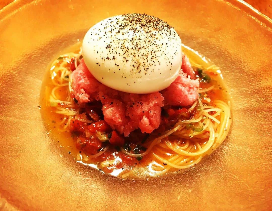 のインスタグラム：「美味しくできたので記念に😌 #カッペリーニ#自炊#ラリ飯 #イタリアン#半熟卵#まぐろ #トマト#夏#冷製パスタ」