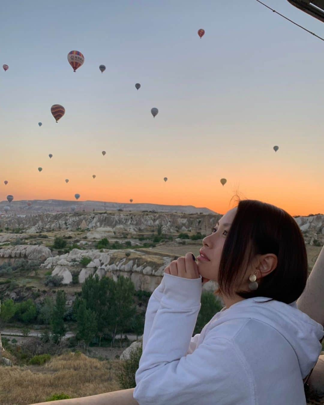 寺田有希さんのインスタグラム写真 - (寺田有希Instagram)「エンターテイメントは人を笑顔にする、心を豊かにする。そう信じてます。 今でもそう…信じたいよ ・ ・ 心からご冥福をお祈りするとともに、これからもエンターテイメント業界で戦っていく覚悟をここに……… ・ ・ いつもありがとう これからも共にいこう ・ ・ #turkey #kapadokia #balloon  #いつもありがとう #これからもよろしくね  #カッパドキア #気球 #素晴らしかった  #寺田有希 #teradayuki」7月19日 13時19分 - terada_yuki