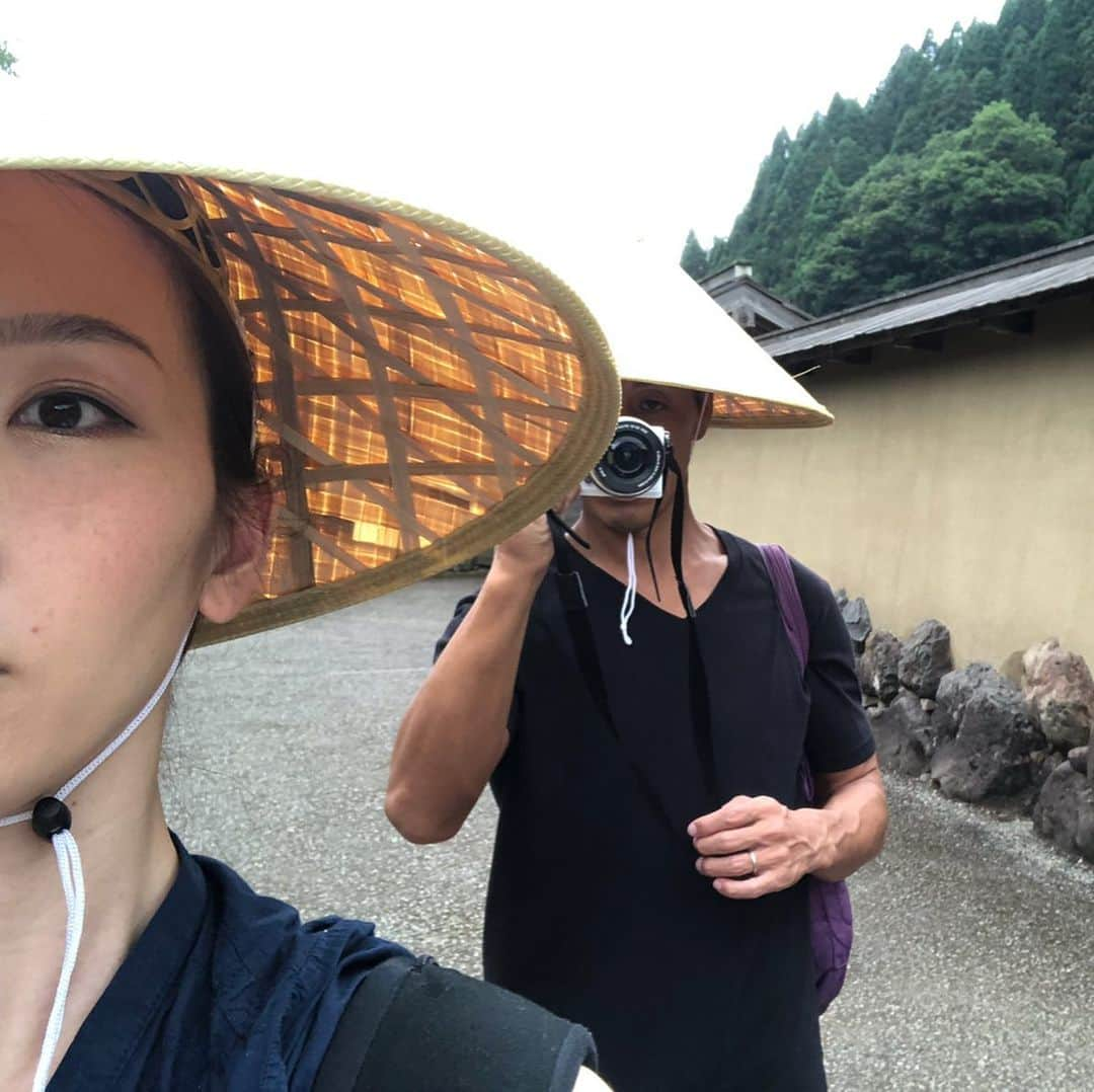 凰津りささんのインスタグラム写真 - (凰津りさInstagram)「お次は一乗谷城跡へ🏯 . . 先日、浅井長政の小谷城に行ったので、、、 やはり朝倉も抑えたいところ。。。 とゆーことで、 一乗谷城跡へ🏯 . うん、同じ山城であっても、やはり取り囲む山々や水の流れや、気候が全く違う。 現地の方が仰ってた、 『弁当忘れても傘忘れるな』 というくらい雨が降ったり止んだりするらしい🧐✍️ . だから水の里とも呼ばれているのね✨ . 復原町並にも行き、町並、武家の間取りも見れてタイムスリップした気分👘 . あ、菅笠ね。 これ、気分は足軽‼️やねん‼️ 中途半端な感じやけど追々頑張ります‼️ . 宝塚の衣装でいらん鎧と兜と刀とかくれへんかな。。。笑 . . . #一乗谷復原町並  #一乗谷朝倉氏遺跡  #一乗谷朝倉氏遺跡資料館  #一乗谷城 #一乗谷あさくら水の駅  のお母さんたち、とっても親切❤️ たいちゃんここらへんでカメラの蓋無くした📷😡💢 . #山城 #足軽」7月19日 13時17分 - outsu.risa95