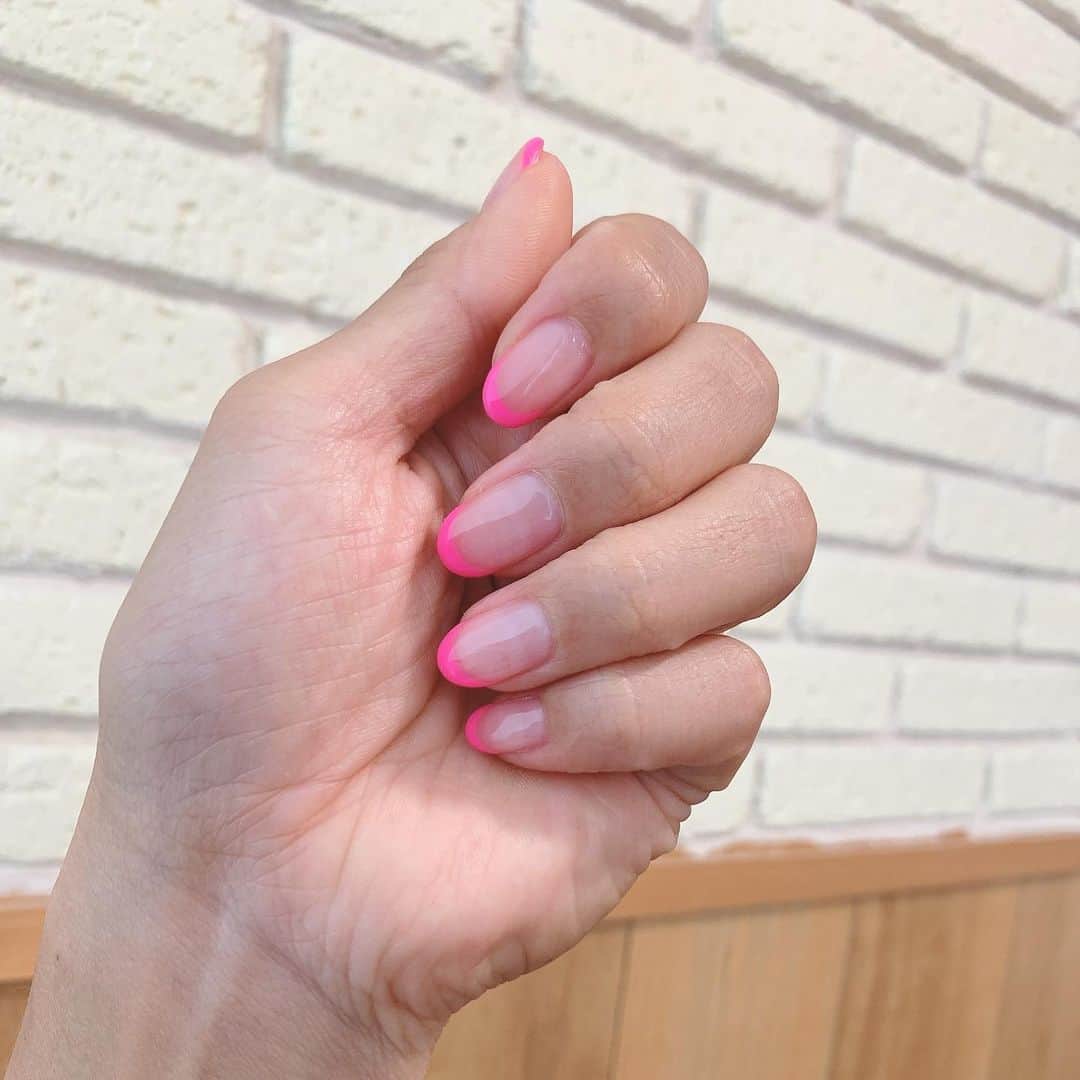 佐伯三貴のインスタグラム：「New ネイル💅🥰❤️❤️❤️ 夏らしくネオンのフレンチ🥰💗 @mauve_nail  いつもありがとうございます😊」