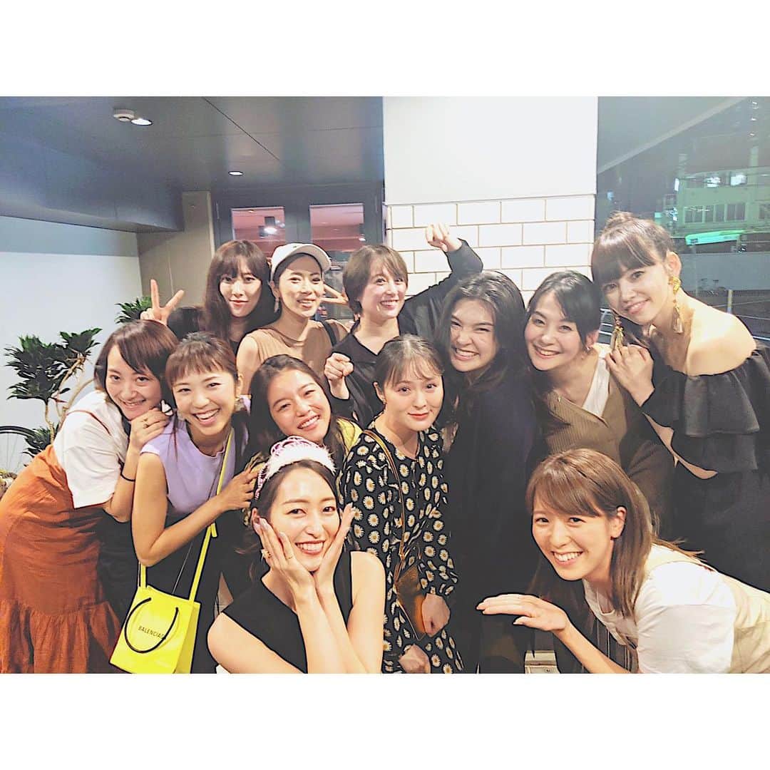 上野なつひのインスタグラム：「一年のうち一度ワガママ言えて逢いたい人に会えて何で笑ったか覚えてないほど笑う日。 ただただ感謝と幸せ！ ありがとうと大好きが止まらない🎁💞 この笑顔に沢山救われてるなー☺️ #mybirthday #713 #笑いすぎて笑い疲れ #いつもありがとう #サバサバさっぱり #自由 #よく笑う #ポジティブ #女子の集まり #いい歳だから頭のふわふわ乗っけて走るのやめなさい」