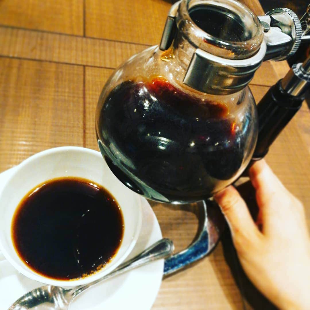 林智美 さんのインスタグラム写真 - (林智美 Instagram)「サイフォンコーヒーに、 壁際の棚に並んだコーヒーカップとソーサー☕  喫茶店感あって落ち着く✨  #倉式珈琲店 #喫茶店 #coffee #コーヒー #珈琲  今日は #FM岡山 【WEEKEND PARADISE】 ゲストに #SURFACE が登場です🙌 16時からお付き合いください～  #ラジオ #radio #ラジオdj #生放送 #雨 #岡山」7月19日 13時21分 - h_tomomi_i