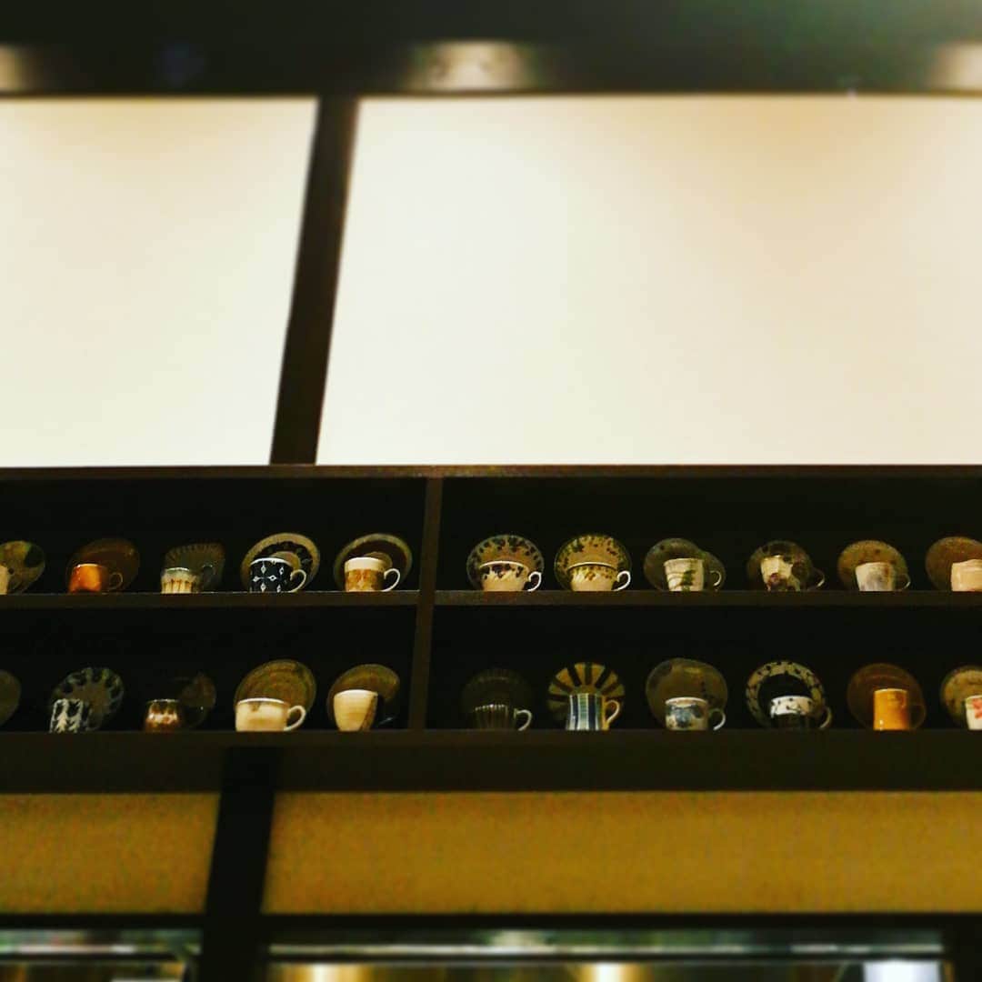 林智美 さんのインスタグラム写真 - (林智美 Instagram)「サイフォンコーヒーに、 壁際の棚に並んだコーヒーカップとソーサー☕  喫茶店感あって落ち着く✨  #倉式珈琲店 #喫茶店 #coffee #コーヒー #珈琲  今日は #FM岡山 【WEEKEND PARADISE】 ゲストに #SURFACE が登場です🙌 16時からお付き合いください～  #ラジオ #radio #ラジオdj #生放送 #雨 #岡山」7月19日 13時21分 - h_tomomi_i