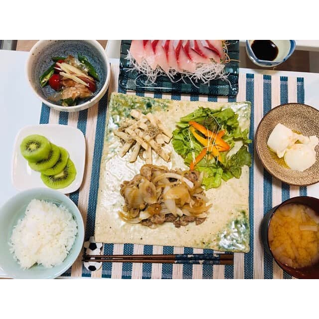 山田真以さんのインスタグラム写真 - (山田真以Instagram)「備忘録🧚‍♀️ 最近の夕食のアレコレ🍴  1. 豚肉と大葉とチーズの香草焼き トマト煮込み イカときのこのバターソテー 冷奴 冬瓜の煮物 サラダ キムチ お味噌汁 ごはん  2. ハンバーグ 茄子とピーマンとパプリカとタコのピリ辛 キムチ奴 イカと明太子和え サラダ アサリの味噌汁 ごはん 桃  3. アサリの酒蒸し にんにく味のカリカリ豚トロロ掛け しらす大根 もずく酢 サラダ キュウイ お味噌汁 ごはん  4. 生姜焼き ブリのお刺身 オクラとフルーツトマトとミョウガのお浸し 山芋とシラスの和え物 冷奴 サラダ キュウイ 大根とエノキのお味噌汁 ごはん  5. 鰤の照り焼き 豚肉とニラと冬瓜のピリ辛炒めた カボチャの煮物 もずく酢 昆布とトロロのわさび和え サラダ 桃 大根とえのきのお味噌汁 ごはん  6. 餃子 鮭のホイル焼き 冷奴 きゅうりとタコの酢味噌和え ステーキ サラダ キュウイ お味噌汁 ごはん  7. しじみのお出汁カレー まぐろと長芋の和え物 しじみのお味噌汁  8. ホイコウロウ 冬瓜と鶏ひき肉のトロトロ煮 タラのバター醤油焼き キムチ もずく サラダ お味噌汁 20穀米 パイナップル  9. 麻婆豆腐  ブロッコリーときのこのアヒージョ 鮭 まぐろとろろ キムチ 冷奴 サラダ お味噌汁 ごはん  #cooking#cookingram#dinner#food#foodstagram#instafood#おうちごはん#夕食#料理#真以食堂#真以ごはん」7月19日 13時25分 - maaai.yamada