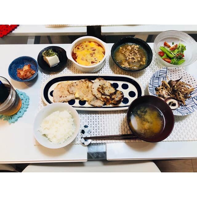 山田真以さんのインスタグラム写真 - (山田真以Instagram)「備忘録🧚‍♀️ 最近の夕食のアレコレ🍴  1. 豚肉と大葉とチーズの香草焼き トマト煮込み イカときのこのバターソテー 冷奴 冬瓜の煮物 サラダ キムチ お味噌汁 ごはん  2. ハンバーグ 茄子とピーマンとパプリカとタコのピリ辛 キムチ奴 イカと明太子和え サラダ アサリの味噌汁 ごはん 桃  3. アサリの酒蒸し にんにく味のカリカリ豚トロロ掛け しらす大根 もずく酢 サラダ キュウイ お味噌汁 ごはん  4. 生姜焼き ブリのお刺身 オクラとフルーツトマトとミョウガのお浸し 山芋とシラスの和え物 冷奴 サラダ キュウイ 大根とエノキのお味噌汁 ごはん  5. 鰤の照り焼き 豚肉とニラと冬瓜のピリ辛炒めた カボチャの煮物 もずく酢 昆布とトロロのわさび和え サラダ 桃 大根とえのきのお味噌汁 ごはん  6. 餃子 鮭のホイル焼き 冷奴 きゅうりとタコの酢味噌和え ステーキ サラダ キュウイ お味噌汁 ごはん  7. しじみのお出汁カレー まぐろと長芋の和え物 しじみのお味噌汁  8. ホイコウロウ 冬瓜と鶏ひき肉のトロトロ煮 タラのバター醤油焼き キムチ もずく サラダ お味噌汁 20穀米 パイナップル  9. 麻婆豆腐  ブロッコリーときのこのアヒージョ 鮭 まぐろとろろ キムチ 冷奴 サラダ お味噌汁 ごはん  #cooking#cookingram#dinner#food#foodstagram#instafood#おうちごはん#夕食#料理#真以食堂#真以ごはん」7月19日 13時25分 - maaai.yamada