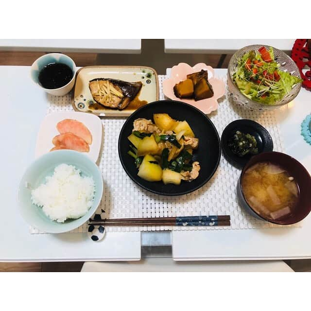 山田真以さんのインスタグラム写真 - (山田真以Instagram)「備忘録🧚‍♀️ 最近の夕食のアレコレ🍴  1. 豚肉と大葉とチーズの香草焼き トマト煮込み イカときのこのバターソテー 冷奴 冬瓜の煮物 サラダ キムチ お味噌汁 ごはん  2. ハンバーグ 茄子とピーマンとパプリカとタコのピリ辛 キムチ奴 イカと明太子和え サラダ アサリの味噌汁 ごはん 桃  3. アサリの酒蒸し にんにく味のカリカリ豚トロロ掛け しらす大根 もずく酢 サラダ キュウイ お味噌汁 ごはん  4. 生姜焼き ブリのお刺身 オクラとフルーツトマトとミョウガのお浸し 山芋とシラスの和え物 冷奴 サラダ キュウイ 大根とエノキのお味噌汁 ごはん  5. 鰤の照り焼き 豚肉とニラと冬瓜のピリ辛炒めた カボチャの煮物 もずく酢 昆布とトロロのわさび和え サラダ 桃 大根とえのきのお味噌汁 ごはん  6. 餃子 鮭のホイル焼き 冷奴 きゅうりとタコの酢味噌和え ステーキ サラダ キュウイ お味噌汁 ごはん  7. しじみのお出汁カレー まぐろと長芋の和え物 しじみのお味噌汁  8. ホイコウロウ 冬瓜と鶏ひき肉のトロトロ煮 タラのバター醤油焼き キムチ もずく サラダ お味噌汁 20穀米 パイナップル  9. 麻婆豆腐  ブロッコリーときのこのアヒージョ 鮭 まぐろとろろ キムチ 冷奴 サラダ お味噌汁 ごはん  #cooking#cookingram#dinner#food#foodstagram#instafood#おうちごはん#夕食#料理#真以食堂#真以ごはん」7月19日 13時25分 - maaai.yamada