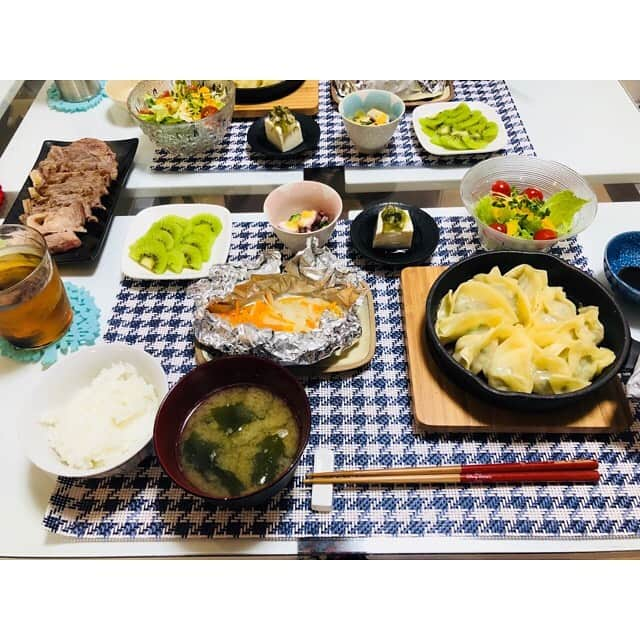 山田真以さんのインスタグラム写真 - (山田真以Instagram)「備忘録🧚‍♀️ 最近の夕食のアレコレ🍴  1. 豚肉と大葉とチーズの香草焼き トマト煮込み イカときのこのバターソテー 冷奴 冬瓜の煮物 サラダ キムチ お味噌汁 ごはん  2. ハンバーグ 茄子とピーマンとパプリカとタコのピリ辛 キムチ奴 イカと明太子和え サラダ アサリの味噌汁 ごはん 桃  3. アサリの酒蒸し にんにく味のカリカリ豚トロロ掛け しらす大根 もずく酢 サラダ キュウイ お味噌汁 ごはん  4. 生姜焼き ブリのお刺身 オクラとフルーツトマトとミョウガのお浸し 山芋とシラスの和え物 冷奴 サラダ キュウイ 大根とエノキのお味噌汁 ごはん  5. 鰤の照り焼き 豚肉とニラと冬瓜のピリ辛炒めた カボチャの煮物 もずく酢 昆布とトロロのわさび和え サラダ 桃 大根とえのきのお味噌汁 ごはん  6. 餃子 鮭のホイル焼き 冷奴 きゅうりとタコの酢味噌和え ステーキ サラダ キュウイ お味噌汁 ごはん  7. しじみのお出汁カレー まぐろと長芋の和え物 しじみのお味噌汁  8. ホイコウロウ 冬瓜と鶏ひき肉のトロトロ煮 タラのバター醤油焼き キムチ もずく サラダ お味噌汁 20穀米 パイナップル  9. 麻婆豆腐  ブロッコリーときのこのアヒージョ 鮭 まぐろとろろ キムチ 冷奴 サラダ お味噌汁 ごはん  #cooking#cookingram#dinner#food#foodstagram#instafood#おうちごはん#夕食#料理#真以食堂#真以ごはん」7月19日 13時25分 - maaai.yamada