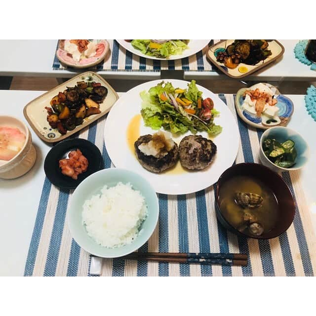 山田真以さんのインスタグラム写真 - (山田真以Instagram)「備忘録🧚‍♀️ 最近の夕食のアレコレ🍴  1. 豚肉と大葉とチーズの香草焼き トマト煮込み イカときのこのバターソテー 冷奴 冬瓜の煮物 サラダ キムチ お味噌汁 ごはん  2. ハンバーグ 茄子とピーマンとパプリカとタコのピリ辛 キムチ奴 イカと明太子和え サラダ アサリの味噌汁 ごはん 桃  3. アサリの酒蒸し にんにく味のカリカリ豚トロロ掛け しらす大根 もずく酢 サラダ キュウイ お味噌汁 ごはん  4. 生姜焼き ブリのお刺身 オクラとフルーツトマトとミョウガのお浸し 山芋とシラスの和え物 冷奴 サラダ キュウイ 大根とエノキのお味噌汁 ごはん  5. 鰤の照り焼き 豚肉とニラと冬瓜のピリ辛炒めた カボチャの煮物 もずく酢 昆布とトロロのわさび和え サラダ 桃 大根とえのきのお味噌汁 ごはん  6. 餃子 鮭のホイル焼き 冷奴 きゅうりとタコの酢味噌和え ステーキ サラダ キュウイ お味噌汁 ごはん  7. しじみのお出汁カレー まぐろと長芋の和え物 しじみのお味噌汁  8. ホイコウロウ 冬瓜と鶏ひき肉のトロトロ煮 タラのバター醤油焼き キムチ もずく サラダ お味噌汁 20穀米 パイナップル  9. 麻婆豆腐  ブロッコリーときのこのアヒージョ 鮭 まぐろとろろ キムチ 冷奴 サラダ お味噌汁 ごはん  #cooking#cookingram#dinner#food#foodstagram#instafood#おうちごはん#夕食#料理#真以食堂#真以ごはん」7月19日 13時25分 - maaai.yamada