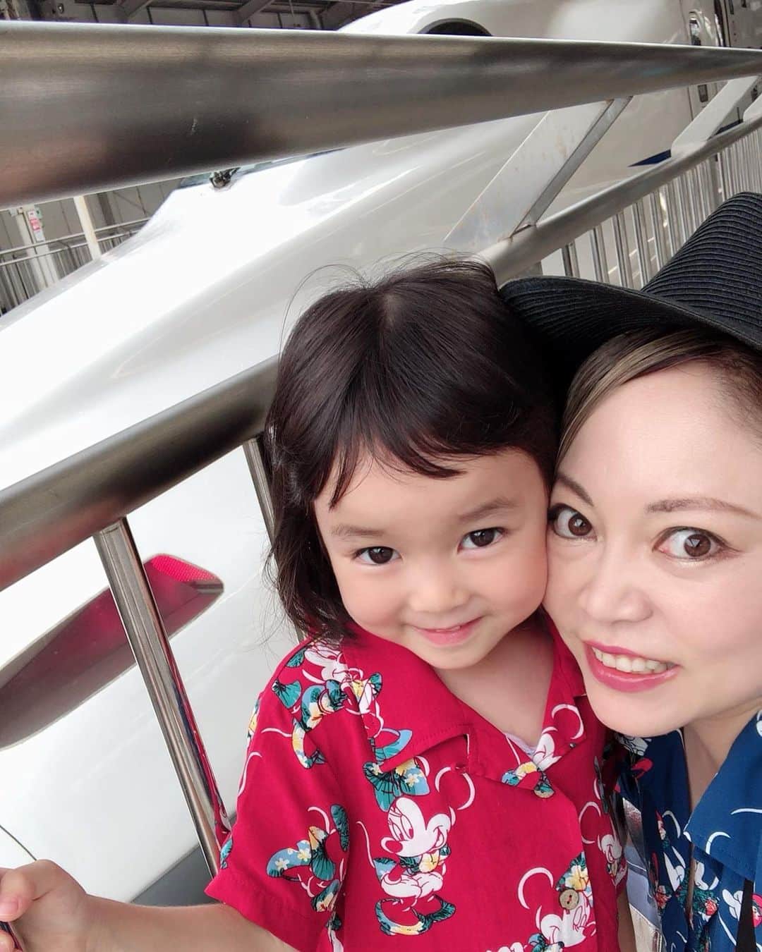 いなざうるす屋さんのインスタグラム写真 - (いなざうるす屋Instagram)「大阪到着！ お揃いアロハとか着て完全南国仕様。 #3歳 #3歳5ヶ月」7月19日 13時32分 - inazaurusu_ya