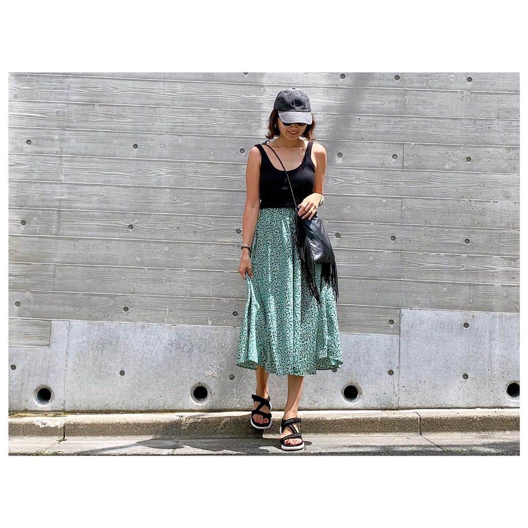 のインスタグラム：「夏っぽい日差しを久々に浴びた気がするー 嬉しー 湿気高めの暑い日はこんな格好に限る。 サンダル以外全部 @herfee_official な日。 花柄スカートのグリーンは黒を合わせると大人っぽい雰囲気になる☺️ #fashion #style #ootd #outfits #herfee」