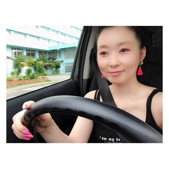 荒牧陽子のインスタグラム：「2019.7.  温泉行ってきた②﻿ ┈︎┈︎┈︎┈︎┈︎┈︎┈︎┈︎┈︎┈︎┈︎┈︎﻿ ブーン🚗💨 ﻿ ﻿ 沼津深海プリン工房さんのソフトクリーム﻿ とっても可愛くて美味しかった😊﻿ ﻿ このお店の近くで﻿ 踊りアジ専門店（あした葉）を見つけたよ。﻿ いつも美味しいお魚食べれる地元の皆さん羨ましいな〜﻿ ここで食べたのは フライとお刺身🐟となめろうのお茶漬け﻿ 全部美味しくて、いくらでも食べれそうだった✨﻿ ﻿ なんて事ない写真が続きます▶︎﻿ ┈︎┈︎┈︎┈︎┈︎┈︎┈︎┈︎┈︎┈︎┈︎┈﻿ #旅﻿ #沼津﻿ #沼津港﻿ #沼津深海プリン工房﻿ #あした葉﻿ #アジフライ﻿ #1枚目と2枚目が #別人な件」