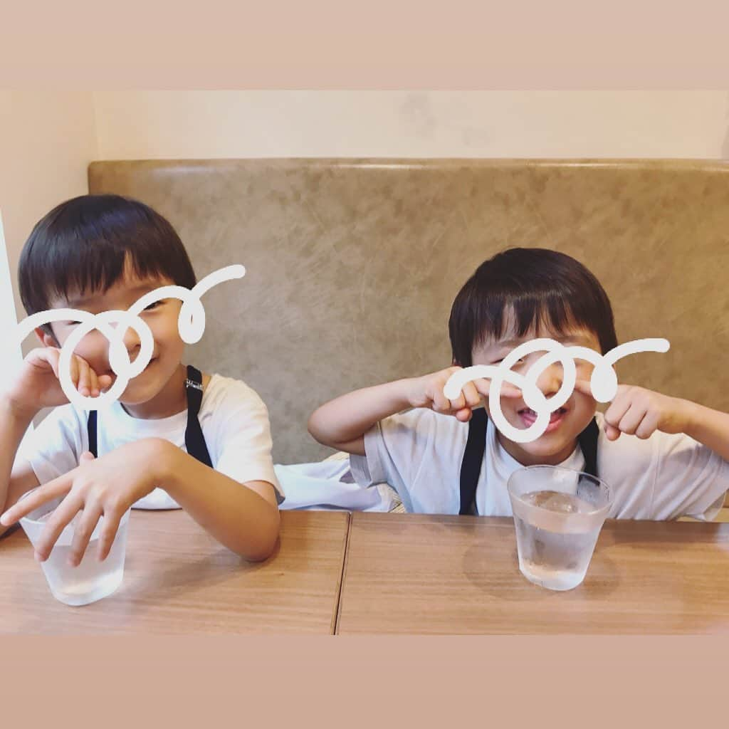 松本彩友美さんのインスタグラム写真 - (松本彩友美Instagram)「双子5歳になりました✋👬✋ ふたりは幼稚園のクラスも一緒だから、ママよりも同じ時間を過ごしているんだよね✨似てるところもあるけど、全然違うところもこれまた母は楽しい〜 朝起きると、私の両側にぴったりくっついているけどいつまでくっついてくれるのかなぁ😊 #5歳双子 #7月18日生まれ #5歳のお誕生日 #ツインズ #次男と三男 #双子育児 #相棒 #双子ママ #双子男児」7月19日 13時36分 - sayumi_g