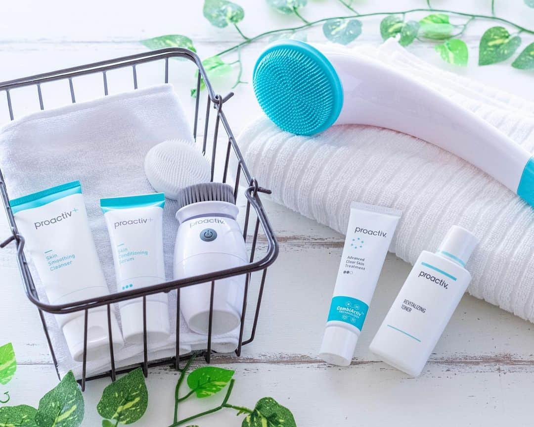 haru.のインスタグラム：「. 今回、スナップマート @snapmart.jp にて、 プロクティブ @proactiv_jp のアンバサダーに選んでいただきました♩ . そしてそして！ 「アドバンスモイスチャーセット【Wブラシ付き】」 （スキンスムージングクレンザー、リバイタライジングトナー、スキンコンディショニングセラム、アドバンストクリアスキン、トリートメント、ポアクレンジングブラシ&ボディブラシ） という、ボリューム満点のセットをプレゼントしていただいちゃいましたよっ✨ . . 洗顔料や美容液、化粧水といった素敵ラインナップに、 ポアクレンジングブラシと、なんとボディブラシまで！ . お顔だけでなく、背中までツルツルスベスベに洗いあげることができちゃいます♡ . 大人のニキビケア、悩んでいる方にオススメです！ . . ＃プロアクティブアンバサダー ＃ケンダルジェンナー ＃プロアクティブ」