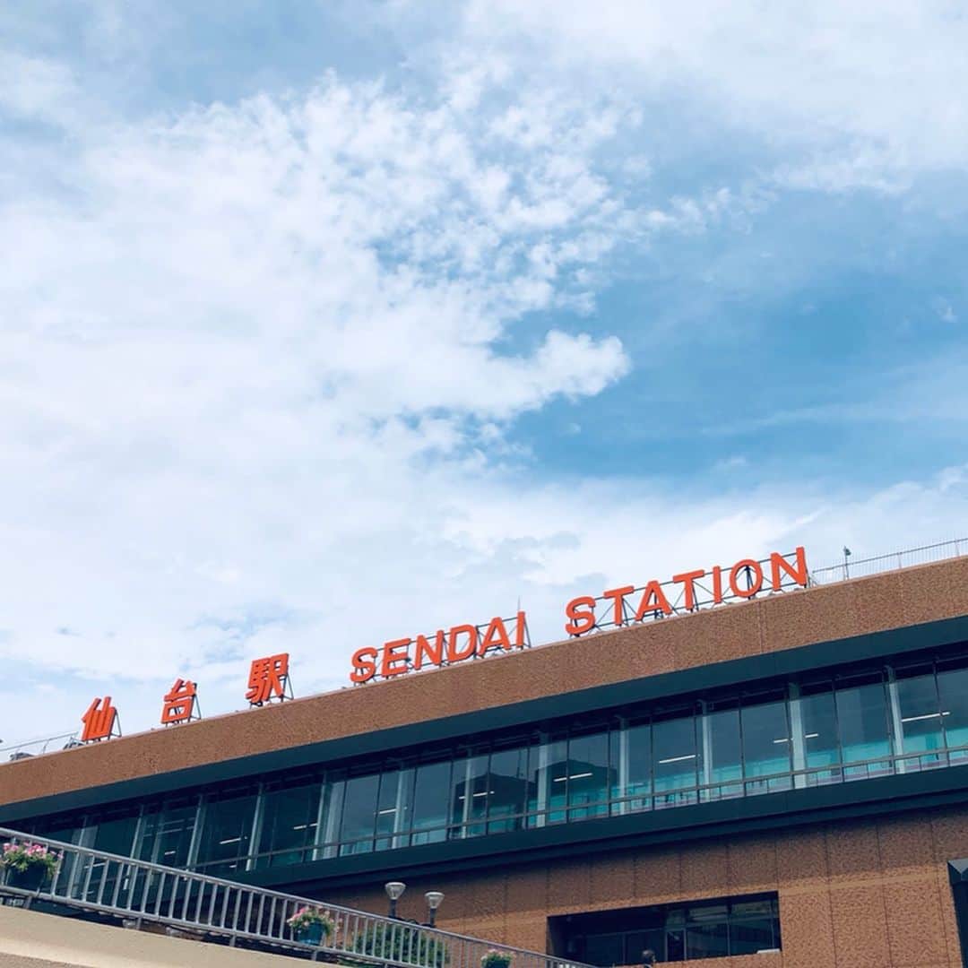 逸見太郎のインスタグラム：「仙台駅参上❗️ #エスパル地下#腹ごしらえ#あっさり醤油#ラーメン#粋家#リーズナブル #jr#仙台駅  #トラストネットワーク  音声大西くん(25)オススメの一杯。 あっさりスープにザク切りの白菜の甘みがいいグルーヴ。 薄切りチャーシューもナイスでした❗️ ¥630w/tax  さっ！これから本日の中継先へ🐬」