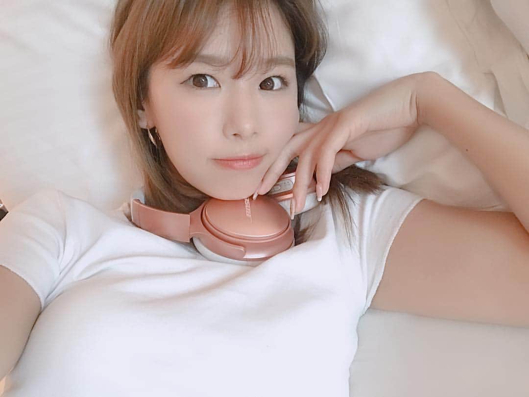 のインスタグラム：「新しい限定カラーのboseのヘッドホン可愛すぎる💓 男っぽい色しかなかったから嬉ぴい😙❣️. 飛行機とか乗る時はヘッドホンのノイズキャンセルあると快適に過ごせるよね✌🏻️ . . . #マレーシア #malaysia #🇲🇾 #クアラルンプール #マレーシア旅行 #旅行 #旅行大好き #kualalumpur #小山桃」