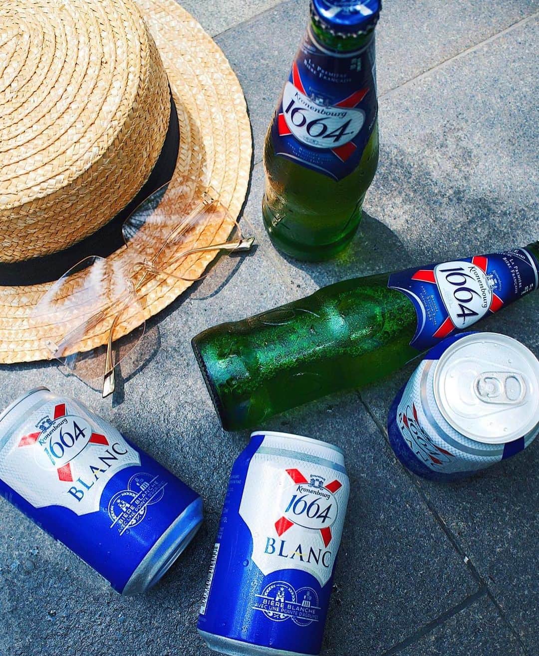 ソニアのインスタグラム：「Tag someone you’d wanna enjoy an icy cold Kronenbourg 1664 with this hot hot Friday 🥶  Don’t forget to pop by @kronenbourg1664sg’s beer terrace pop-up at Emerald Hill street this weekend!  Click the link in my bio to RSVP and redeem a free pour of 1664 Blanc and other treats 🍻  #1664Terrace #1664LagerSG #1664BlancSG #ad」