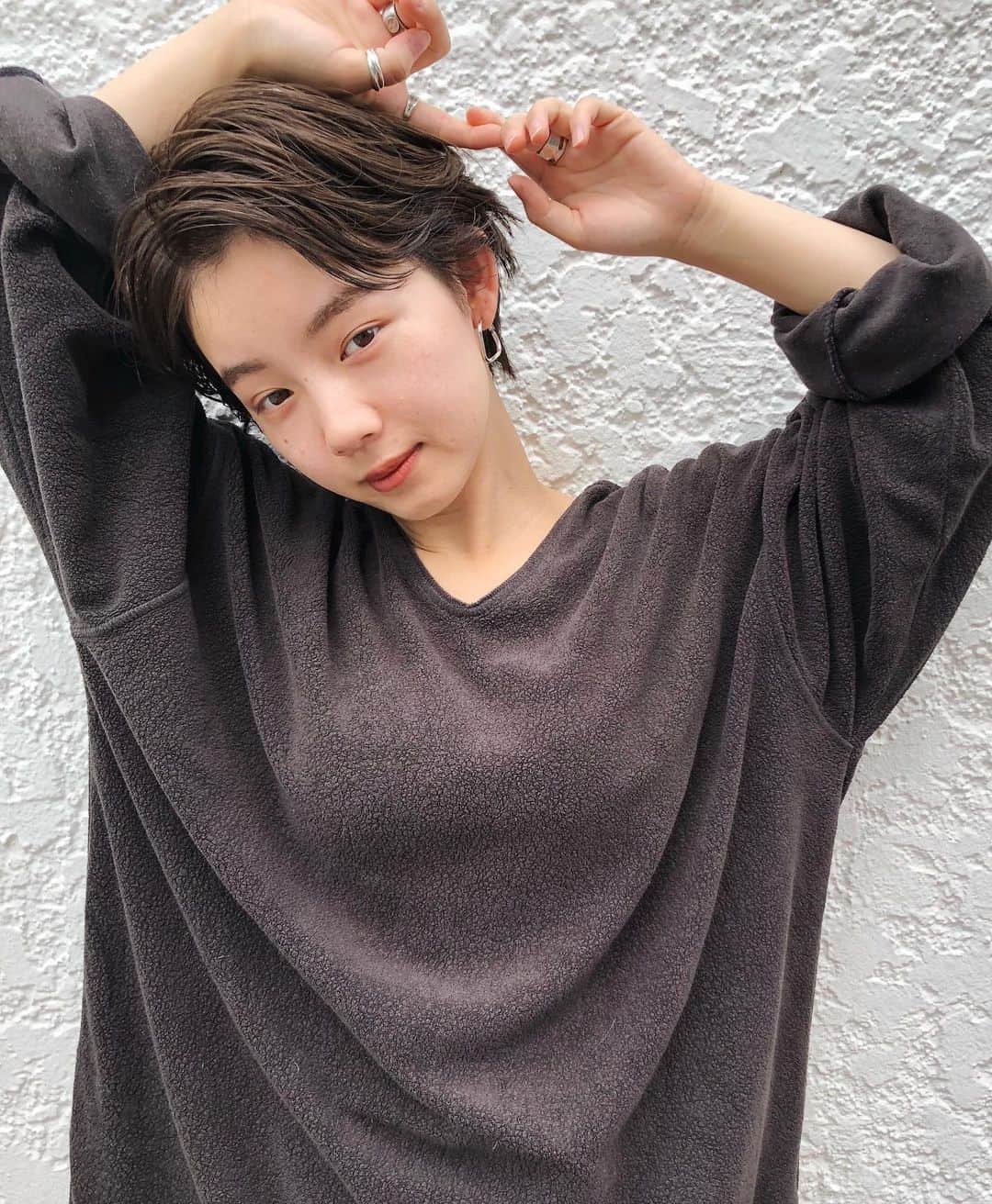 カワシリアツシのインスタグラム：「グリースつけて流すだけ◎ ・ ・ ・ ・ブリーチの回数がわからない。 ・値段が気になる。 ・ダメージが心配。など なんでもご気軽にご相談ください😊 ・ ご予約やご相談はDM・LINEにて待ちしております🙆‍♂️ ・ ・ ・  #アディクシー #イルミナカラー  #外国人風カラー #ミニボブ #切りっぱなしボブ #ハイライト #外ハネ #グラデーション #外国人風 #ポートレート #美容室 #美容院 #美容学生 #撮影 #東京 #渋谷  #ショートヘア #グレージュ  #ブルージュ #ブリーチ #portrait #フィルムカメラ #hairstyle #ショートカット #haircolor #ハイトーン #데일리룩 #时尚 #แฟชั่น#デジキュア」