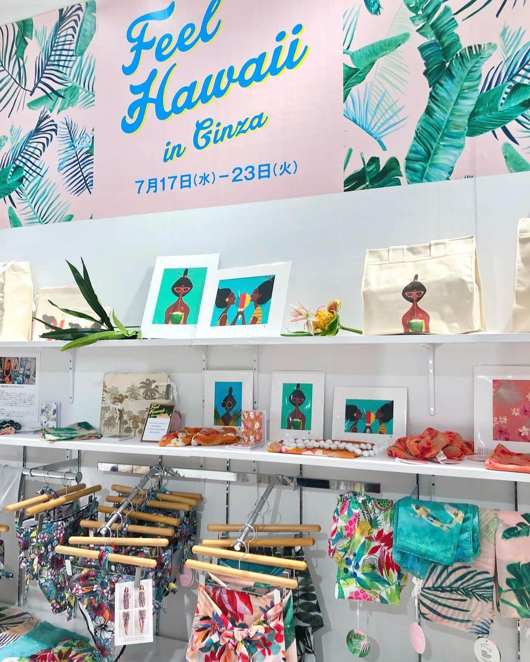 l.lily1013さんのインスタグラム写真 - (l.lily1013Instagram)「松屋銀座で開催中の 🌺Feel Hawaii in Ginza🌺 に行ってきました🏝 行くまでのショーウィンドウで既にワクワク✨ 1階には可愛いハワイアン雑貨やハワイアンジュエリー🌴 有名なマリエオーガニクスもあっていい香りが✨ ・ 8階には有名画家さんたちのハワイの風を感じる海や大地のステキな絵がたくさん🌴 可愛くてカラフルでオシャレ🌊 ・ ハワイアンフードも満喫してきたよ🍍✨ ポキのデリはすごく美味しかったし ワウワウレモネードは映え🍋✨ ・ 23日（火）まで開催ですよ！ 他にも食べたいハワイアンフードがたくさんあったので期間中また行きたいなぁ🌺 ・ ・ #松屋銀座#matsuyaginza#銀座#銀座好き#ginza#ハワイ#ハワイ気分#ハワイ大好き#PR#feelhawaiiinginza#松屋銀座ハワイイベント#フィールハワイ」7月19日 14時00分 - l.lily1013