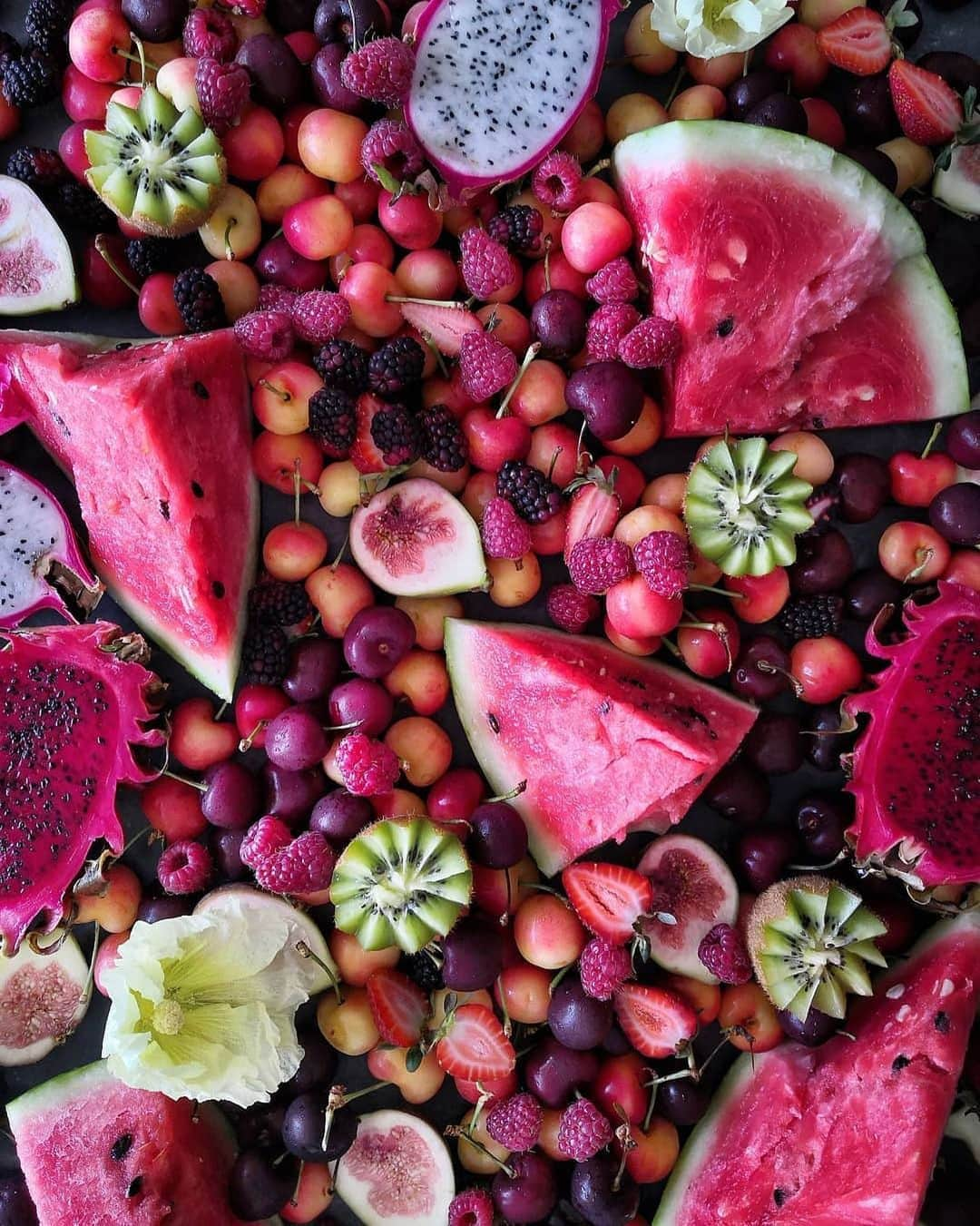 ケイラ・アイトサインズさんのインスタグラム写真 - (ケイラ・アイトサインズInstagram)「FRESH FRUIT 😍🍓. If you have been following me for a while you will know that one of my TOP tips for making your breakfast healthier is by topping it with fresh fruit. Starting your day with a nutrient rich, filling breakfast is SO important in order fuel your body for the day ahead. 🙌🏼🤤. One of my FAVOURITE ways to eat fruit for breakfast is with some greek yoghurt and honey (FIGS are my favourite). #BBGCommunity, what's your favourite way to eat fruit for breakfast? Comment below!⁣ ⁣ www.kaylaitsines.com/app ⁣ ⁣ Photo Credit: @the_sunkissed_kitchen」7月19日 14時04分 - kayla_itsines