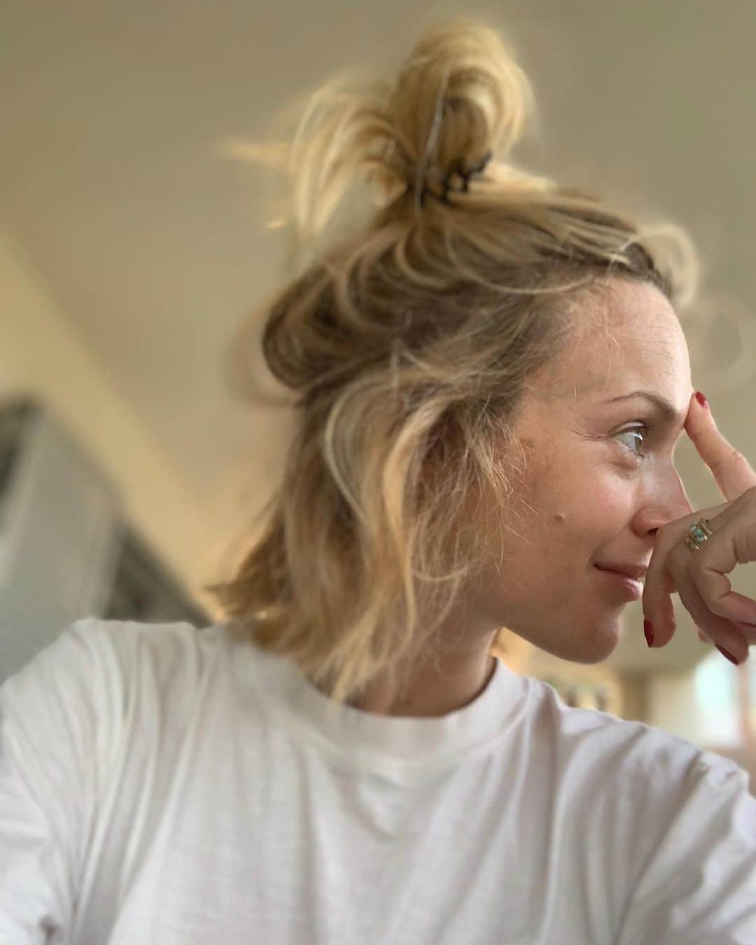 ファーン・コットンさんのインスタグラム写真 - (ファーン・コットンInstagram)「Morning. Since cutting my hair off my morning mum bun is a rather mullety affair 👱🏼‍♀️」7月19日 14時10分 - fearnecotton