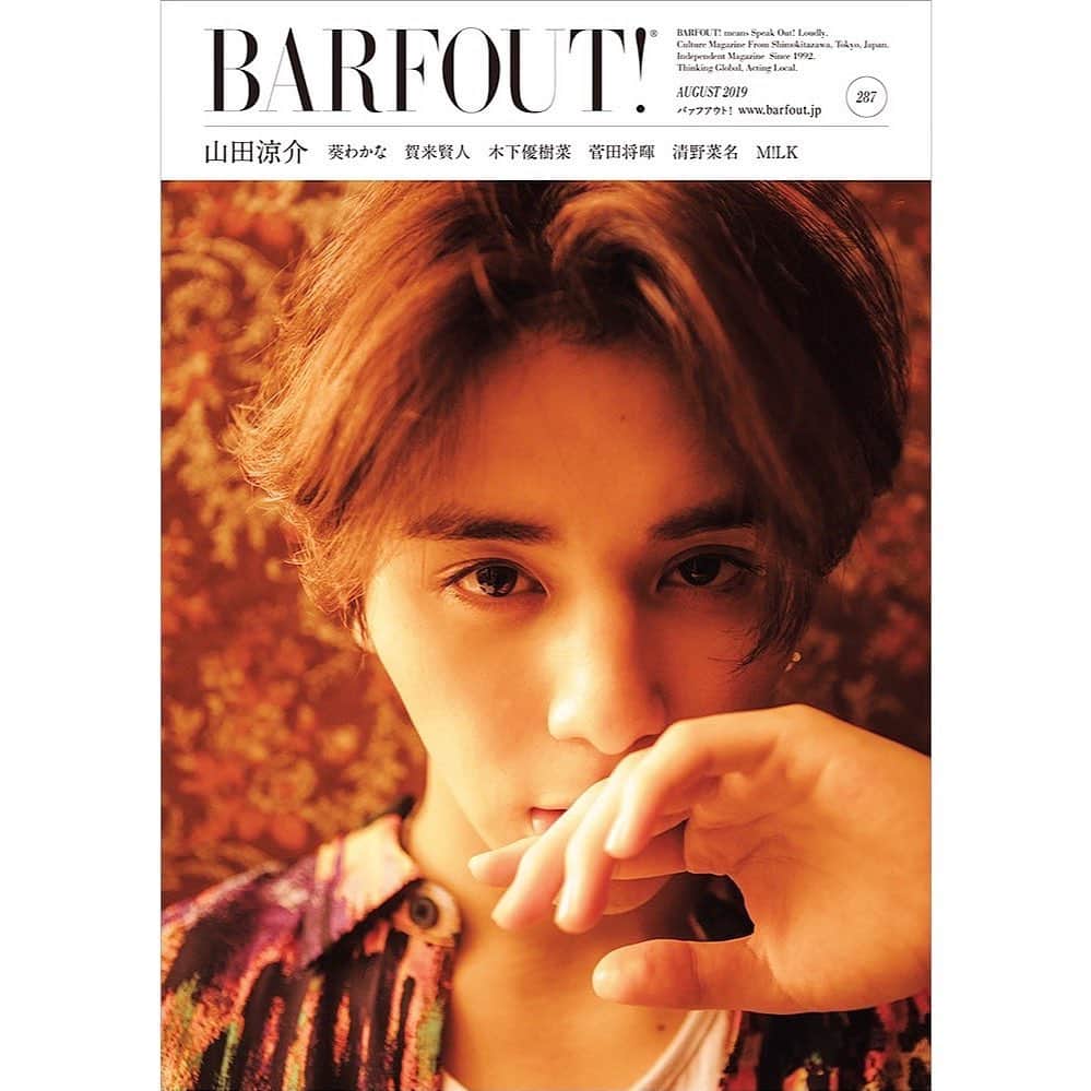 のインスタグラム：「本日発売の #BARFOUT! #バァフアウト！ のカバーは、7/26スタートのドラマ『 #セミオトコ 』に主演する #山田涼介 さん。今回の撮りたいイメージを伝えると、1秒くらいですぐに理解して表現してくれた山田さんの撮られる側のプロフェッショナルぶりを体感した撮影となりました。記事では書き切れなかったのですが、来年公開の映画『 #燃えよ剣 』についても少しお話を聞き、ますます山田さんの沖田総司に期待が募ってしまった次第でした。（堂前）  撮影　柏田テツヲ（KiKi inc.） スタイリング　野友健二（UM） ヘア＆メイクアップ　二宮紀代子（メーキャップルーム）  #ryosukeyamada #actor #TV #drama #portrait #culturemagazine #magazine  #printmagazine  #publishing #photography  #photo」