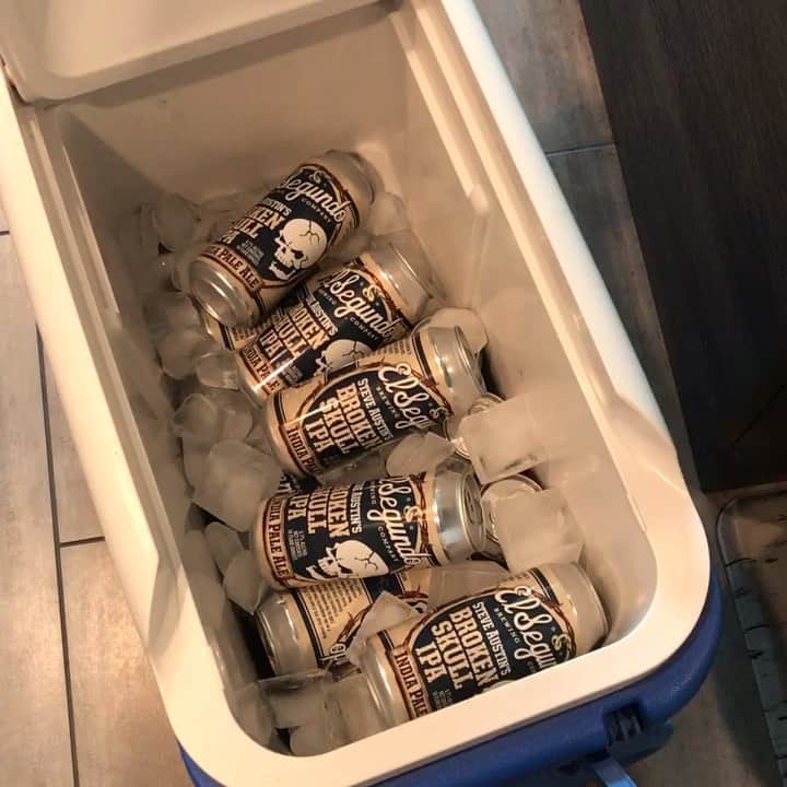 ストーン・コールド・スティーブ・オースチンのインスタグラム：「Broken Skull IPA on the rocks. Headed out to Tampa, FL for @wwe Monday Night Raw. 7-22-19 on @usa_network. I have been informed that this is not a dry county. But the #BYOB policy is in full effect. Because if I’m gonna drink beer, and I am, I’m gonna drink the best IPA in America. Special delivery right from the @esbcbrews brewery and the best pizza in Los Angle Eze @esbcsliceandpint.  And yes, more beer and a truckload of ice was added after the video. I kinda know what I’m doing.  See ya next Monday.  @wwe #wwe #stonecoldsteveaustin #SCSA #coldbeer #raisehell #austin316 #dta #bmf  PS. Got my sound kit. Steve Austin Show on the rizzoad.. #staytuned Thanks Rob!」