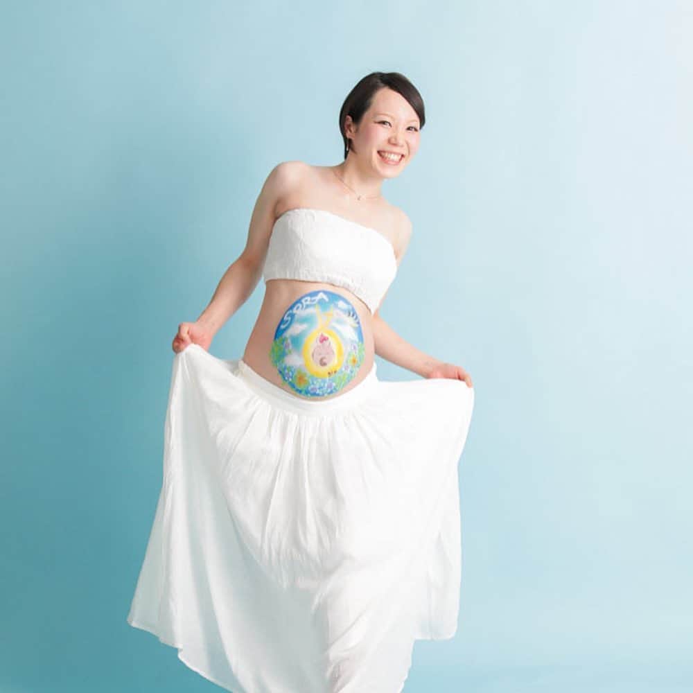 okuyama-photoさんのインスタグラム写真 - (okuyama-photoInstagram)「夏空の爽やかブルーで描いたベリーペイント🌈 ママの白いドレスも引き立つようにブルーの背景をセレクトし、飾らない笑顔でポーズ💓  #ベリーペイント  #写真のオクヤマ  #写真館  #フォトスタジオ  #家族写真  #ポートレート  #妊娠6ヶ月  #妊娠7ヶ月  #妊娠8ヶ月  #妊娠9ヶ月  #妊娠後期  #つわり  #双子妊娠  #出産準備  #臨月  #マタニティアート  #マタニティフォト  #マタニティペイント  #マタニティ  #妊婦フォト  #妊婦  #記念撮影  #マタニティライフ  #プレママ  #安産祈願  #十和田  #青森  #八戸」7月19日 14時14分 - okuyamaphoto