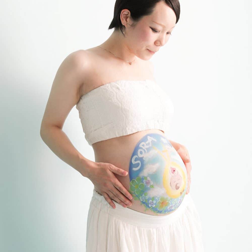 okuyama-photoさんのインスタグラム写真 - (okuyama-photoInstagram)「夏空の爽やかブルーで描いたベリーペイント🌈 ママの白いドレスも引き立つようにブルーの背景をセレクトし、飾らない笑顔でポーズ💓  #ベリーペイント  #写真のオクヤマ  #写真館  #フォトスタジオ  #家族写真  #ポートレート  #妊娠6ヶ月  #妊娠7ヶ月  #妊娠8ヶ月  #妊娠9ヶ月  #妊娠後期  #つわり  #双子妊娠  #出産準備  #臨月  #マタニティアート  #マタニティフォト  #マタニティペイント  #マタニティ  #妊婦フォト  #妊婦  #記念撮影  #マタニティライフ  #プレママ  #安産祈願  #十和田  #青森  #八戸」7月19日 14時14分 - okuyamaphoto