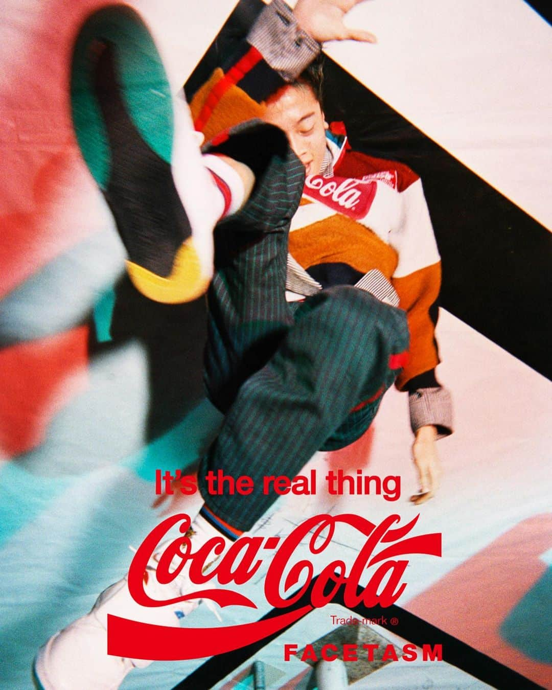 奥山由之さんのインスタグラム写真 - (奥山由之Instagram)「@cocacola × @facetasmtokyo Photo: @yoshiyukiokuyama Lighting : HIGASIX（Whitney） Art department : Chihiro Matsumoto (R.mond)  Models : @shuntaroyanagi @akito_mztn Stylist : @sh0tar0y  Hair&Make-up :  @shinyakawamurashinyakawamura  Editor : @sakikofukuhara Producer : @toshiko」7月19日 14時16分 - yoshiyukiokuyama