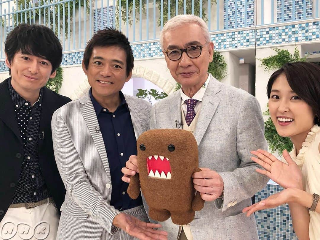 あさイチさんのインスタグラム写真 - (あさイチInstagram)「おうみです。 憧れの久米宏さんに、たっぷりお話を伺えて、胸がいっぱいになった１日でした！事前準備として、「ザ・ベストテン」を初めてじっくり見てみましたが、音楽だけでなく、ニュースになっている話題も取り上げ、黒柳徹子さんと共に、平和への思いを繰り返し語っていらしたことに驚き、感動しました。その思いは、「ニュースステーション」を通じても一貫していらっしゃるのだと改めて感じました。テレビ局もアナウンサーも、もっとできることがあるでしょうと、背中をドンと押して頂いたように感じます。私も今日はこれから期日前投票に行きます。 皆で選挙に行きましょう！ #久米宏 さん #総合テレビは #生放送初出演 #魂はディテールに宿る  #ボールペン  #博多華丸大吉 さん #近江友里恵 アナ #どーもくん #nhk #あさイチ #8時15分から」7月19日 14時24分 - nhk_asaichi