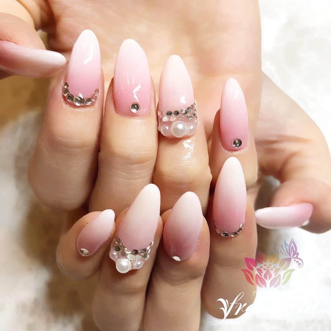 free nail フリーネイルのインスタグラム：「. お客様ネイル💅🏻🌸✨ . ベイビーブーマー💗✨ . モテネイル💗美爪ネイル💗 . ご来店ありがとうございました🙇🏻‍♀️🙇🏻‍♀️🙇🏻‍♀️💗 . #ネイル #フリーネイル #ネイルアート #ジェルネイル #ネイルサロン #大阪ネイルサロン #ネイルデザイン #ネイルチェンジ #ベイビーブーマーネイル #グラデーションネイル #パールネイル #ストーンネイル #ピンクネイル #ホワイトネイル #デザインネイル #モテネイル #トレンドネイル #上品ネイル #美爪ネイル #ロングネイル #夏ネイル #美甲 #日式美甲 #summernails #nailsart #nailsalon #nailsdid #newnails #newnail #freenail」